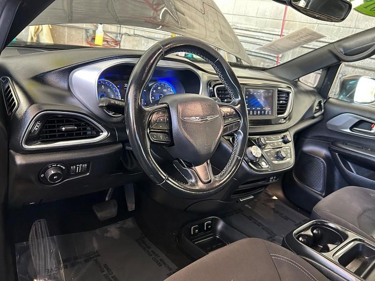 2019 /GRAY Chrysler Pacifica (2C4RC1FG4KR) with an V6 3.6 Liter engine, Automatic 9-Spd transmission, located at 412 Auto Vista Drive, Palmdale, CA, 93551, (661) 945-0620, 34.592636, -118.136681 - Photo#19
