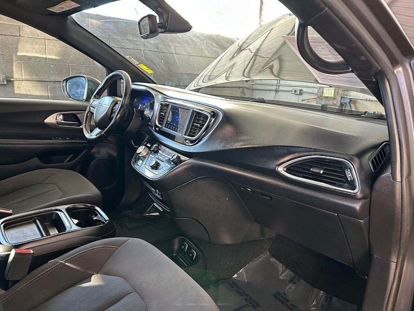 2019 /GRAY Chrysler Pacifica (2C4RC1FG4KR) with an V6 3.6 Liter engine, Automatic 9-Spd transmission, located at 412 Auto Vista Drive, Palmdale, CA, 93551, (661) 945-0620, 34.592636, -118.136681 - Photo#28