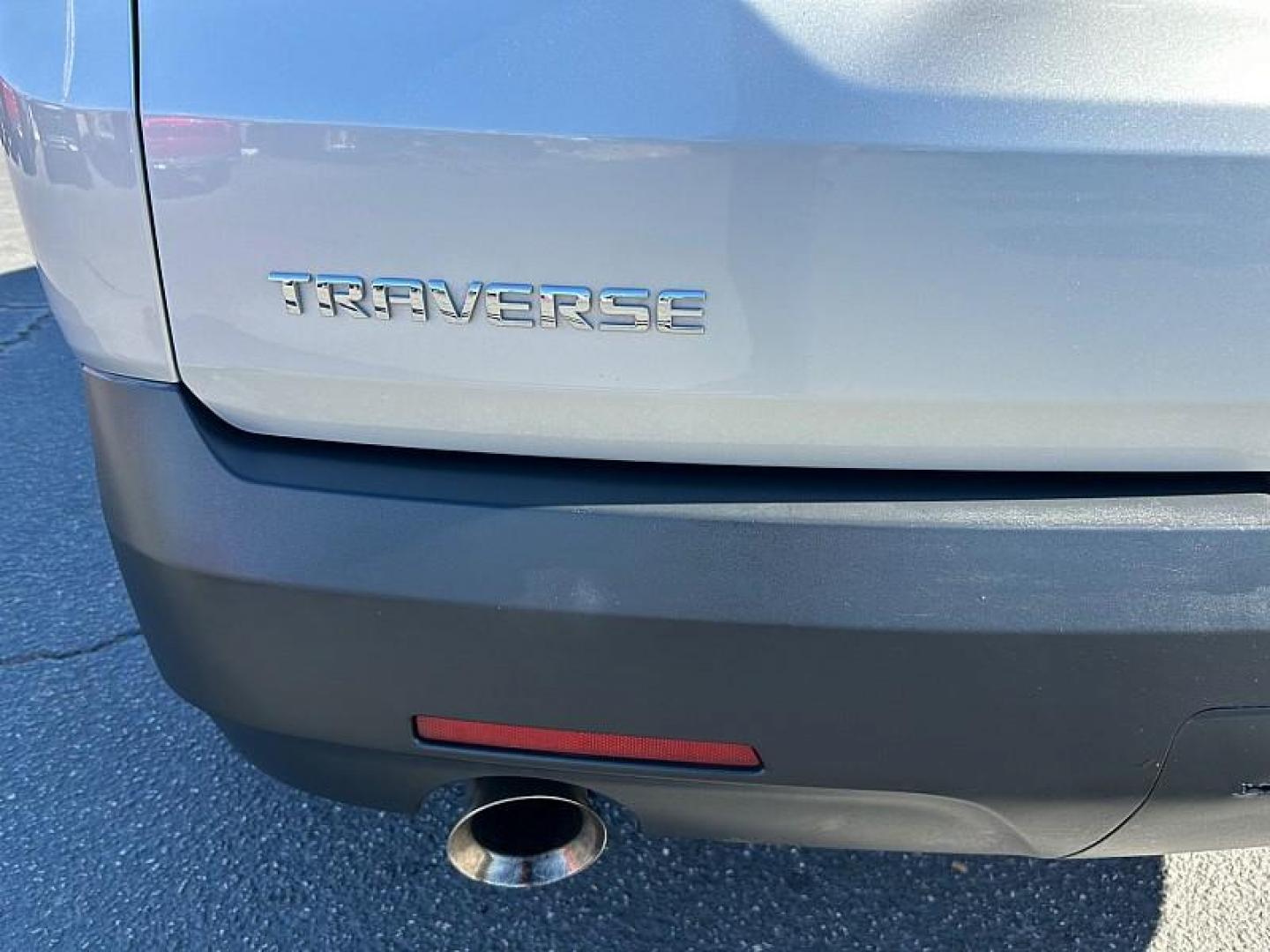 2018 SILVER Chevrolet Traverse (1GNERFKW4JJ) with an V6 3.6 Liter engine, Automatic 9-Spd transmission, located at 412 Auto Vista Drive, Palmdale, CA, 93551, (661) 945-0620, 34.592636, -118.136681 - Photo#8