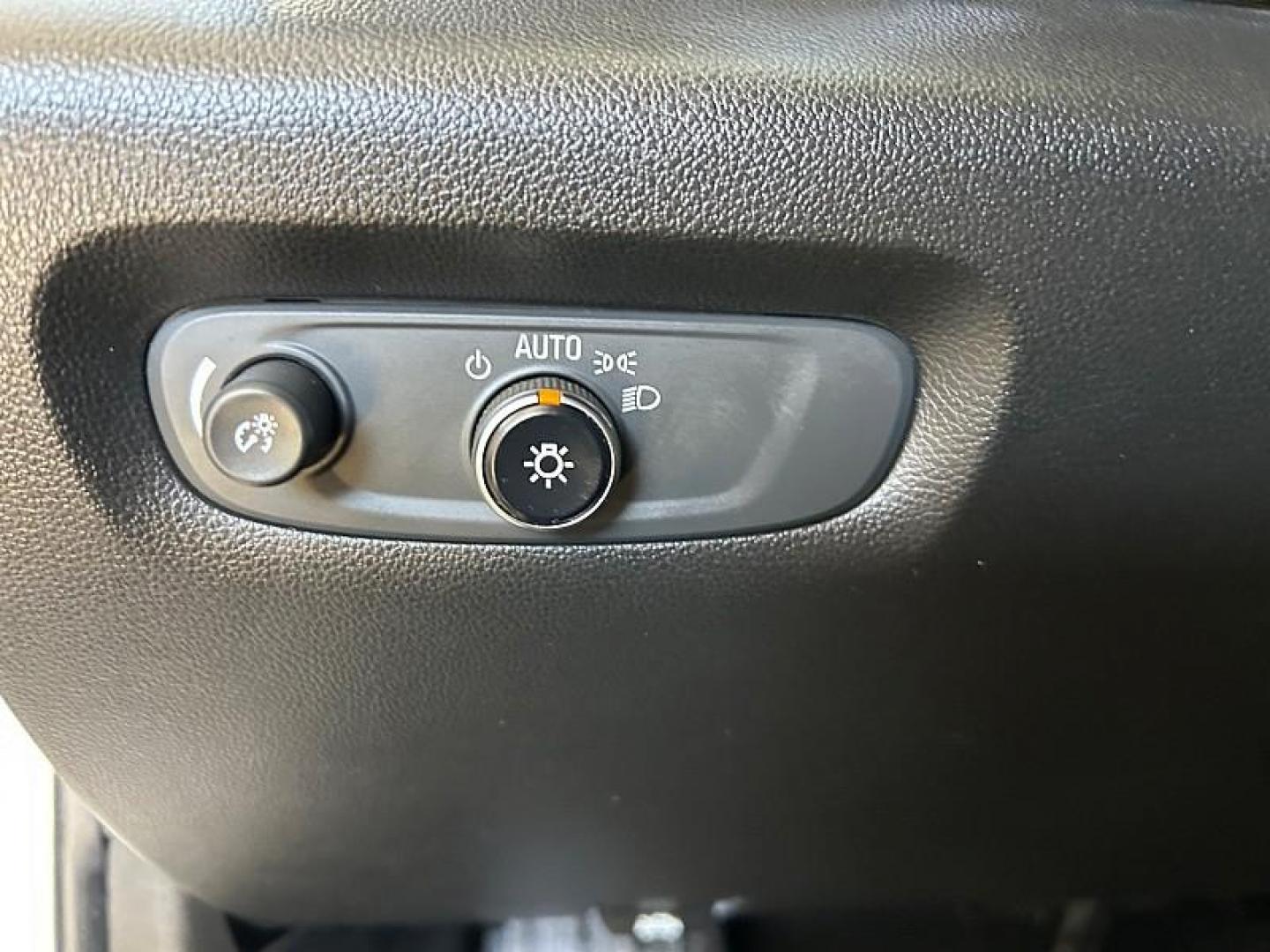 2018 SILVER Chevrolet Traverse (1GNERFKW4JJ) with an V6 3.6 Liter engine, Automatic 9-Spd transmission, located at 412 Auto Vista Drive, Palmdale, CA, 93551, (661) 945-0620, 34.592636, -118.136681 - Photo#26