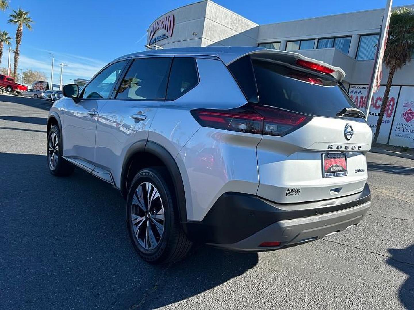 2021 SILVER Nissan Rogue (5N1AT3BBXMC) with an 4-Cyl 2.5 Liter engine, Automatic CVT w/Xtronic transmission, located at 412 Auto Vista Drive, Palmdale, CA, 93551, (661) 945-0620, 34.592636, -118.136681 - Photo#4
