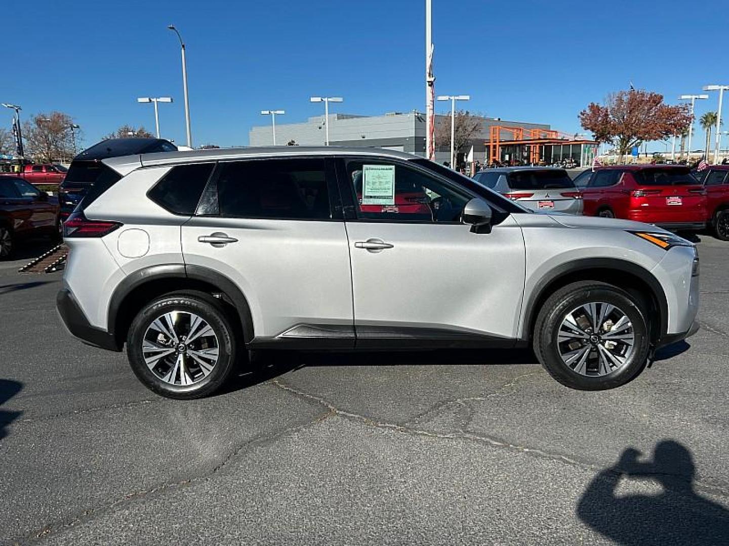 2021 SILVER Nissan Rogue (5N1AT3BBXMC) with an 4-Cyl 2.5 Liter engine, Automatic CVT w/Xtronic transmission, located at 412 Auto Vista Drive, Palmdale, CA, 93551, (661) 945-0620, 34.592636, -118.136681 - Photo#11