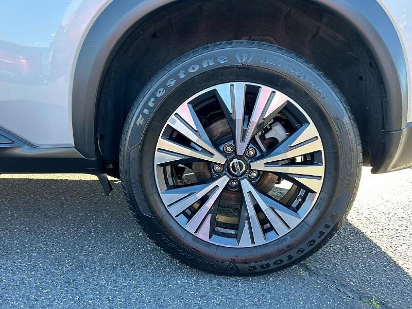 2021 SILVER Nissan Rogue (5N1AT3BBXMC) with an 4-Cyl 2.5 Liter engine, Automatic CVT w/Xtronic transmission, located at 412 Auto Vista Drive, Palmdale, CA, 93551, (661) 945-0620, 34.592636, -118.136681 - Photo#15