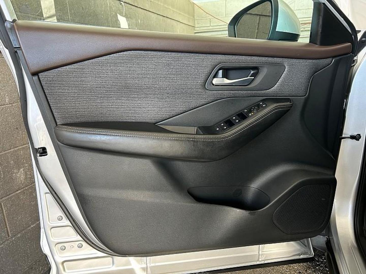 2021 SILVER Nissan Rogue (5N1AT3BBXMC) with an 4-Cyl 2.5 Liter engine, Automatic CVT w/Xtronic transmission, located at 412 Auto Vista Drive, Palmdale, CA, 93551, (661) 945-0620, 34.592636, -118.136681 - Photo#17