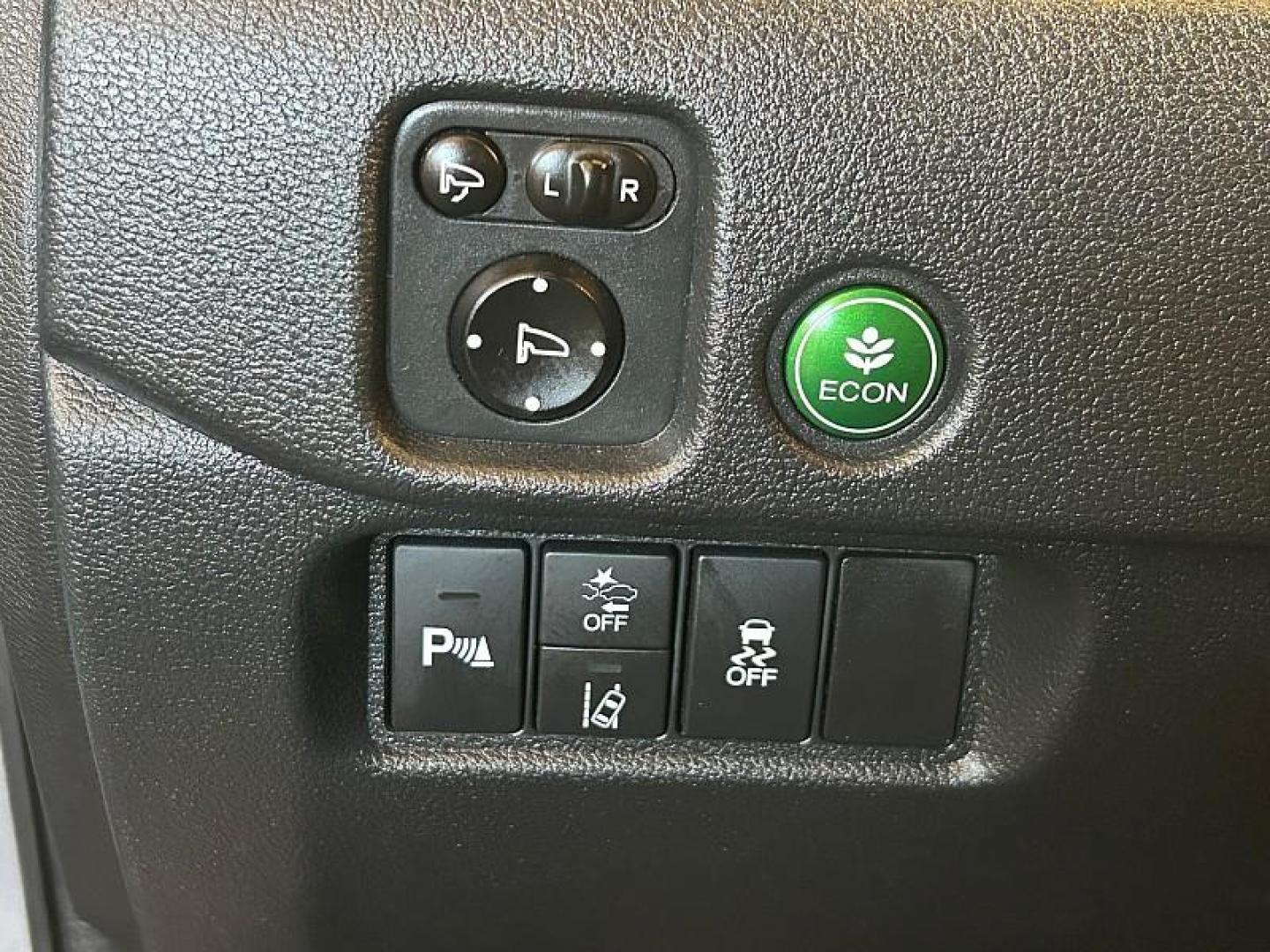 2020 GRAY Honda Passport (5FNYF7H9XLB) with an V6 i-VTEC 3.5 Liter engine, Automatic 9-Spd transmission, located at 412 Auto Vista Drive, Palmdale, CA, 93551, (661) 945-0620, 34.592636, -118.136681 - Photo#25