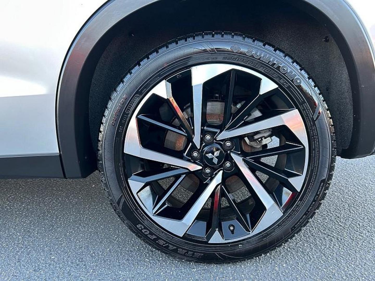 2024 SILVER Mitsubishi Outlander (JA4J3VA8XRZ) with an 4-Cyl 2.5 Liter engine, Automatic CVT transmission, located at 412 Auto Vista Drive, Palmdale, CA, 93551, (661) 945-0620, 34.592636, -118.136681 - Photo#10