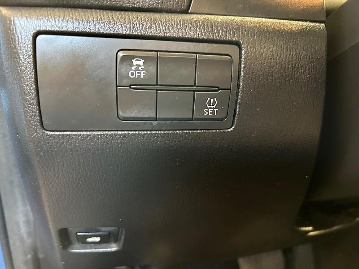 2018 BLUE Mazda Mazda3 (3MZBN1U70JM) with an 4-Cyl SKYACTIV-G 2.0L engine, Auto 6-Spd SKYACTIV-Drv transmission, located at 412 Auto Vista Drive, Palmdale, CA, 93551, (661) 945-0620, 34.592636, -118.136681 - Photo#23