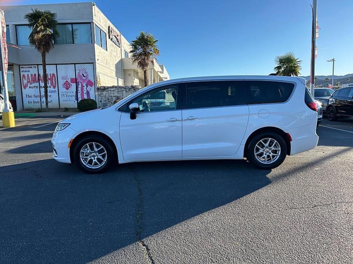 2023 WHITE Chrysler Pacifica (2C4RC1BG8PR) with an V6 3.6 Liter engine, Automatic 9-Spd transmission, located at 412 Auto Vista Drive, Palmdale, CA, 93551, (661) 945-0620, 34.592636, -118.136681 - Photo#4