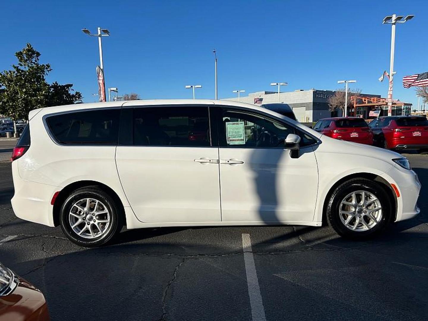 2023 WHITE Chrysler Pacifica (2C4RC1BG8PR) with an V6 3.6 Liter engine, Automatic 9-Spd transmission, located at 412 Auto Vista Drive, Palmdale, CA, 93551, (661) 945-0620, 34.592636, -118.136681 - Photo#6