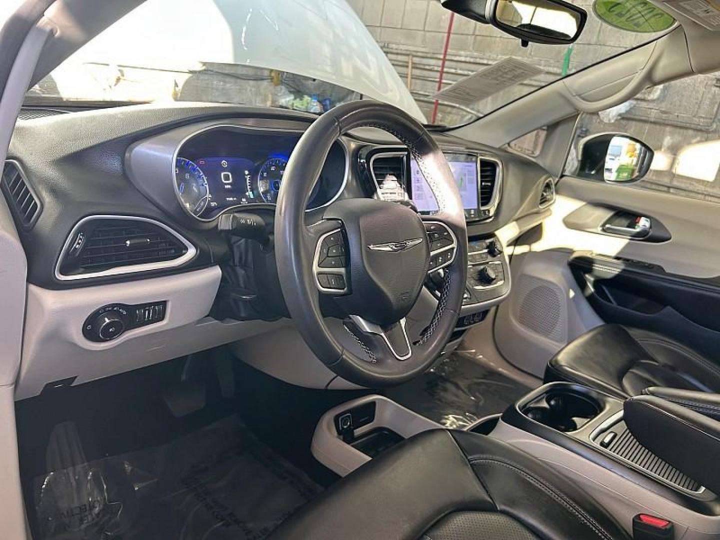 2023 WHITE Chrysler Pacifica (2C4RC1BG8PR) with an V6 3.6 Liter engine, Automatic 9-Spd transmission, located at 412 Auto Vista Drive, Palmdale, CA, 93551, (661) 945-0620, 34.592636, -118.136681 - Photo#22