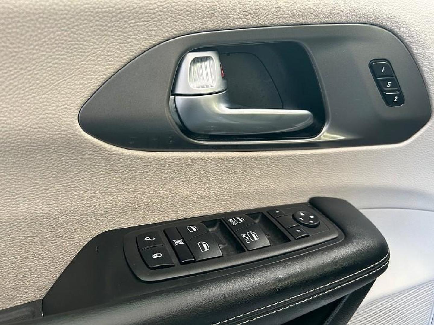 2023 WHITE Chrysler Pacifica (2C4RC1BG8PR) with an V6 3.6 Liter engine, Automatic 9-Spd transmission, located at 412 Auto Vista Drive, Palmdale, CA, 93551, (661) 945-0620, 34.592636, -118.136681 - Photo#23