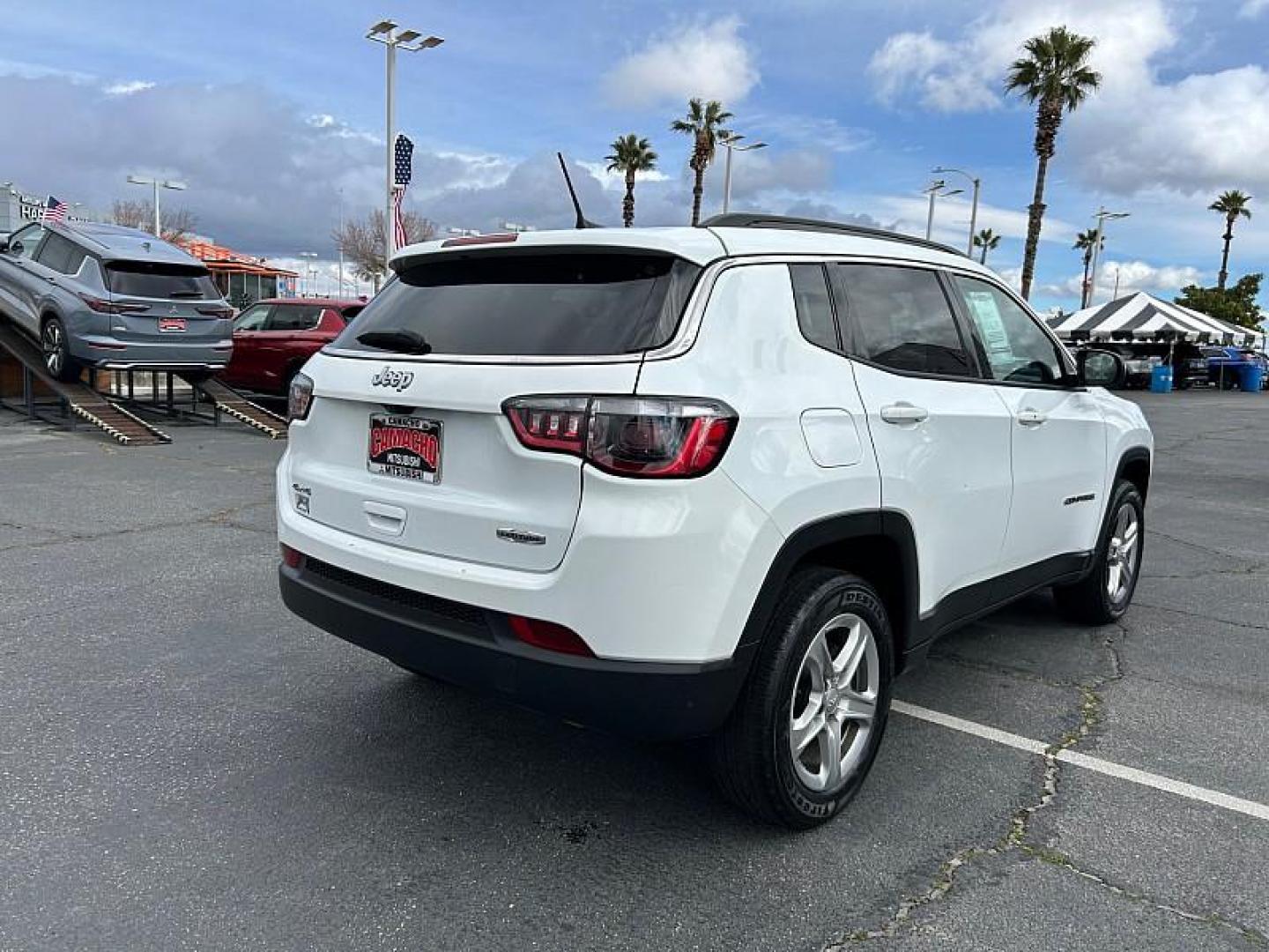2023 WHITE Jeep Compass (3C4NJDBN2PT) with an 4-Cyl Turbo 2.0 Liter engine, Automatic 8-Spd transmission, located at 412 Auto Vista Drive, Palmdale, CA, 93551, (661) 945-0620, 34.592636, -118.136681 - Photo#4