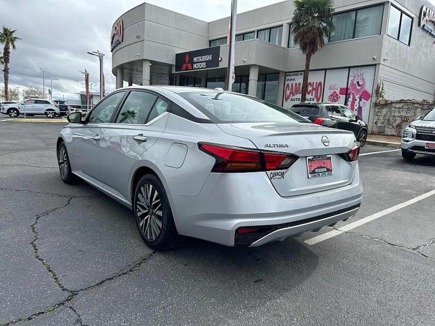 2023 SILVER Nissan Altima (1N4BL4DV3PN) with an 4-Cyl 2.5 Liter engine, Automatic Xtronic CVT transmission, located at 412 Auto Vista Drive, Palmdale, CA, 93551, (661) 945-0620, 34.592636, -118.136681 - Photo#4