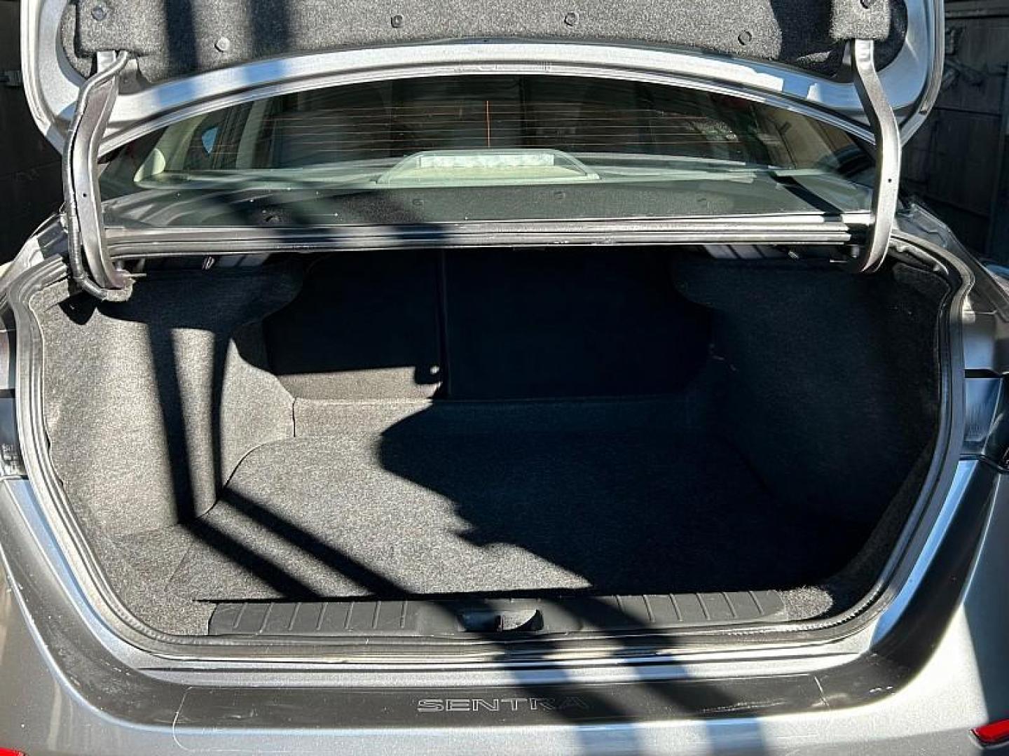 2022 GRAY Nissan Sentra (3N1AB8CV4NY) with an 4-Cyl 2.0 Liter engine, Automatic CVT w/Xtronic transmission, located at 412 Auto Vista Drive, Palmdale, CA, 93551, (661) 945-0620, 34.592636, -118.136681 - Photo#26