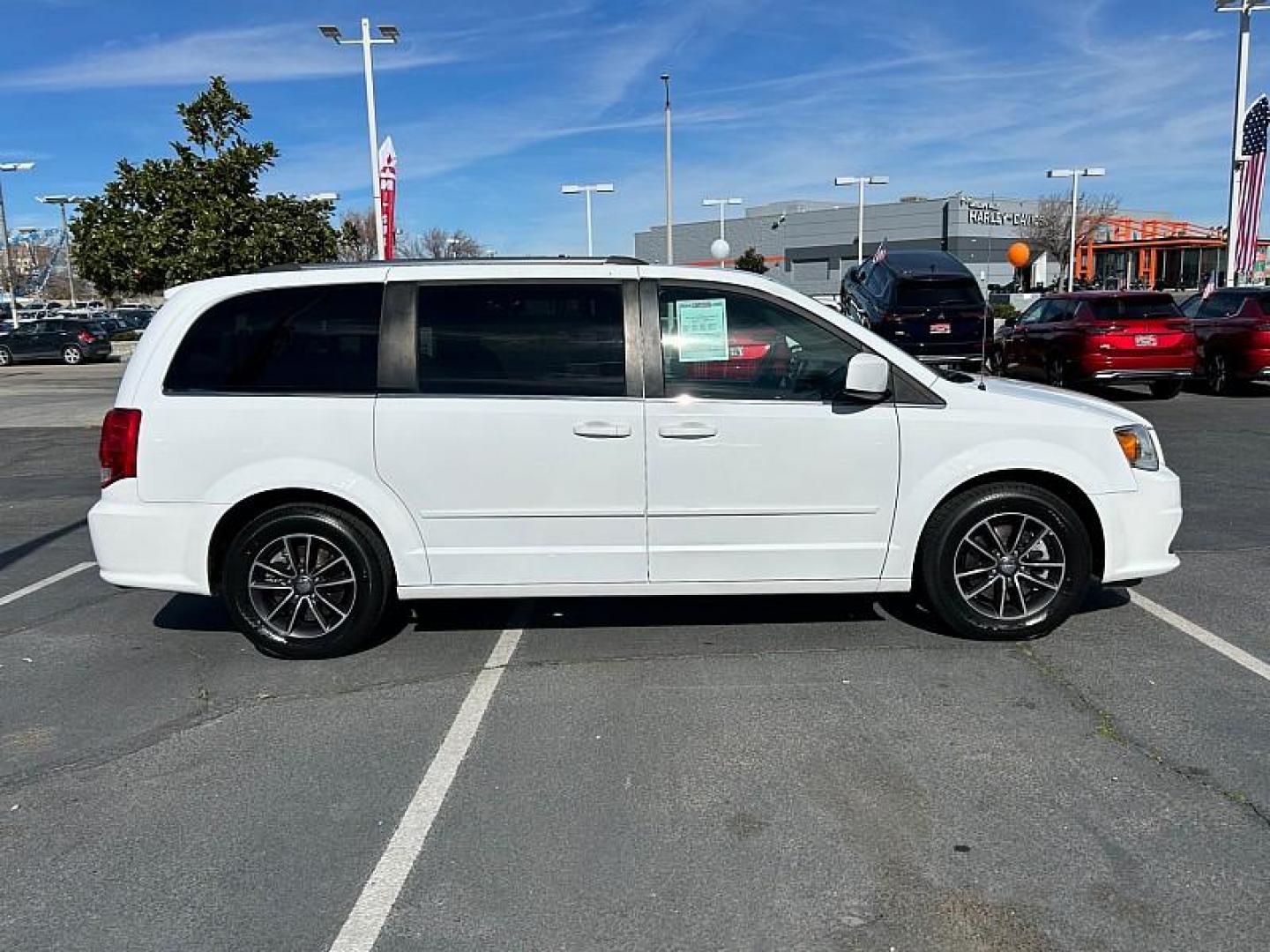 2017 WHITE Dodge Grand Caravan (2C4RDGCG8HR) with an V6 Flex Fuel 3.6 Liter engine, Automatic 6-Spd transmission, located at 412 Auto Vista Drive, Palmdale, CA, 93551, (661) 945-0620, 34.592636, -118.136681 - Photo#2