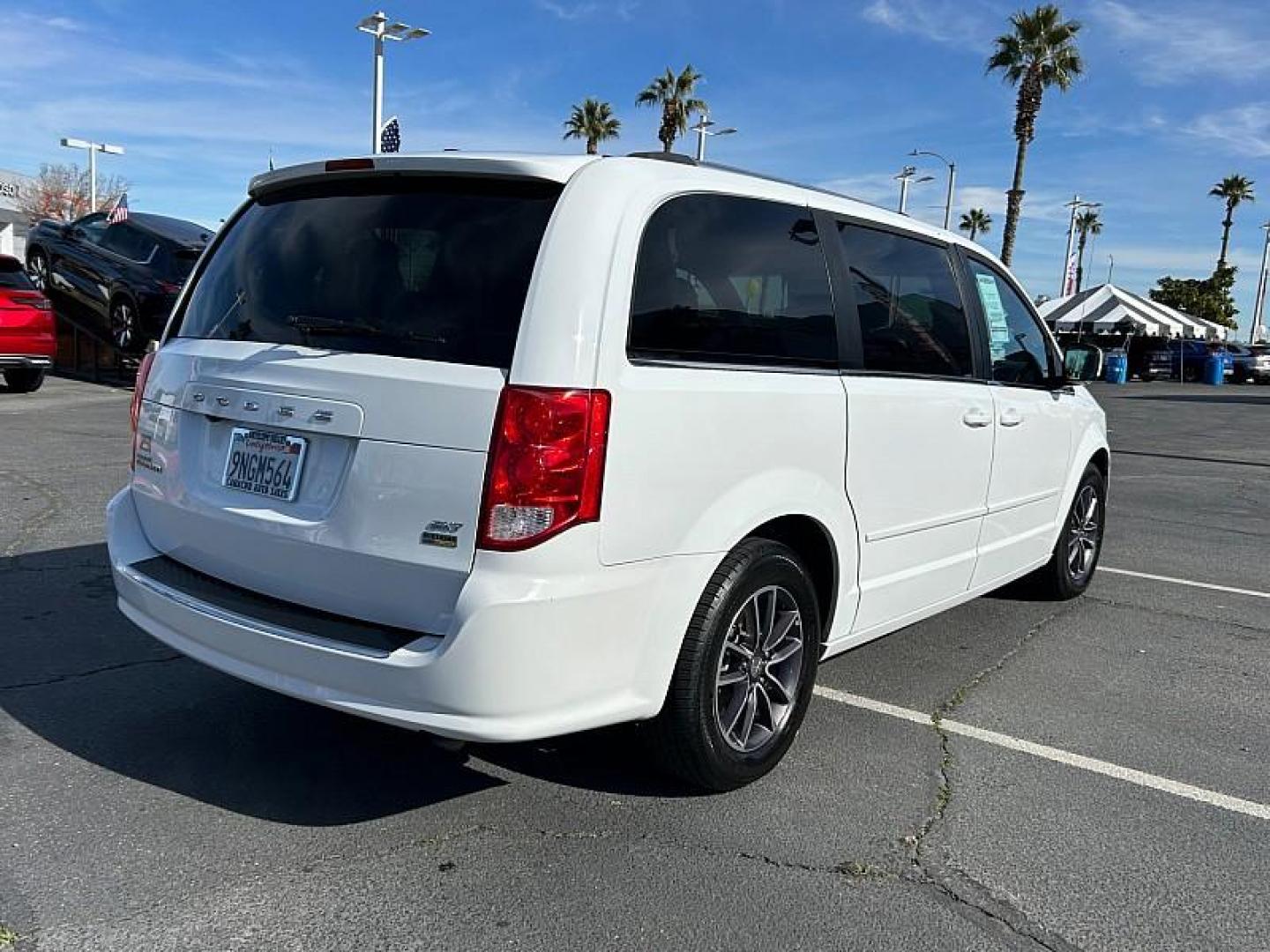 2017 WHITE Dodge Grand Caravan (2C4RDGCG8HR) with an V6 Flex Fuel 3.6 Liter engine, Automatic 6-Spd transmission, located at 412 Auto Vista Drive, Palmdale, CA, 93551, (661) 945-0620, 34.592636, -118.136681 - Photo#3