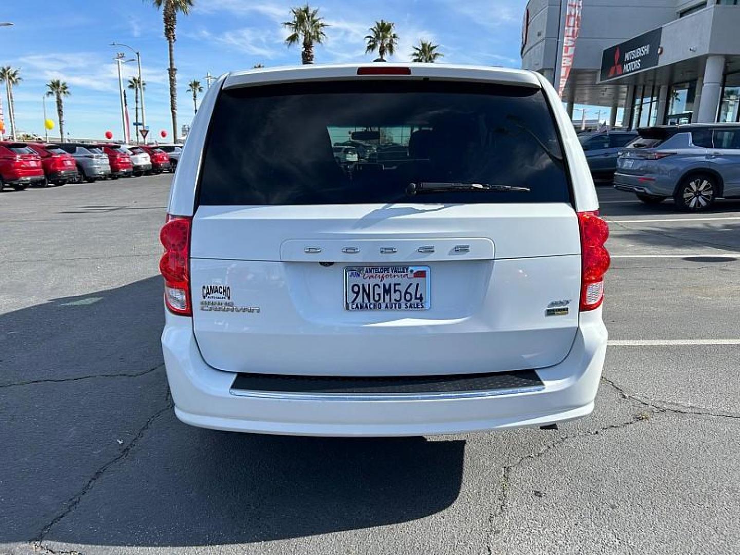 2017 WHITE Dodge Grand Caravan (2C4RDGCG8HR) with an V6 Flex Fuel 3.6 Liter engine, Automatic 6-Spd transmission, located at 412 Auto Vista Drive, Palmdale, CA, 93551, (661) 945-0620, 34.592636, -118.136681 - Photo#4