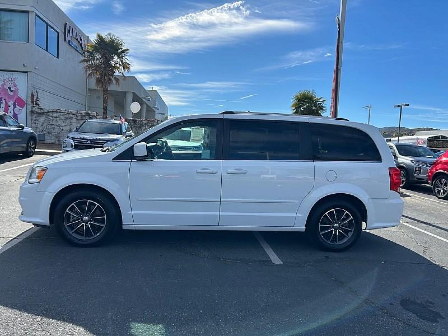 2017 WHITE Dodge Grand Caravan (2C4RDGCG8HR) with an V6 Flex Fuel 3.6 Liter engine, Automatic 6-Spd transmission, located at 412 Auto Vista Drive, Palmdale, CA, 93551, (661) 945-0620, 34.592636, -118.136681 - Photo#6