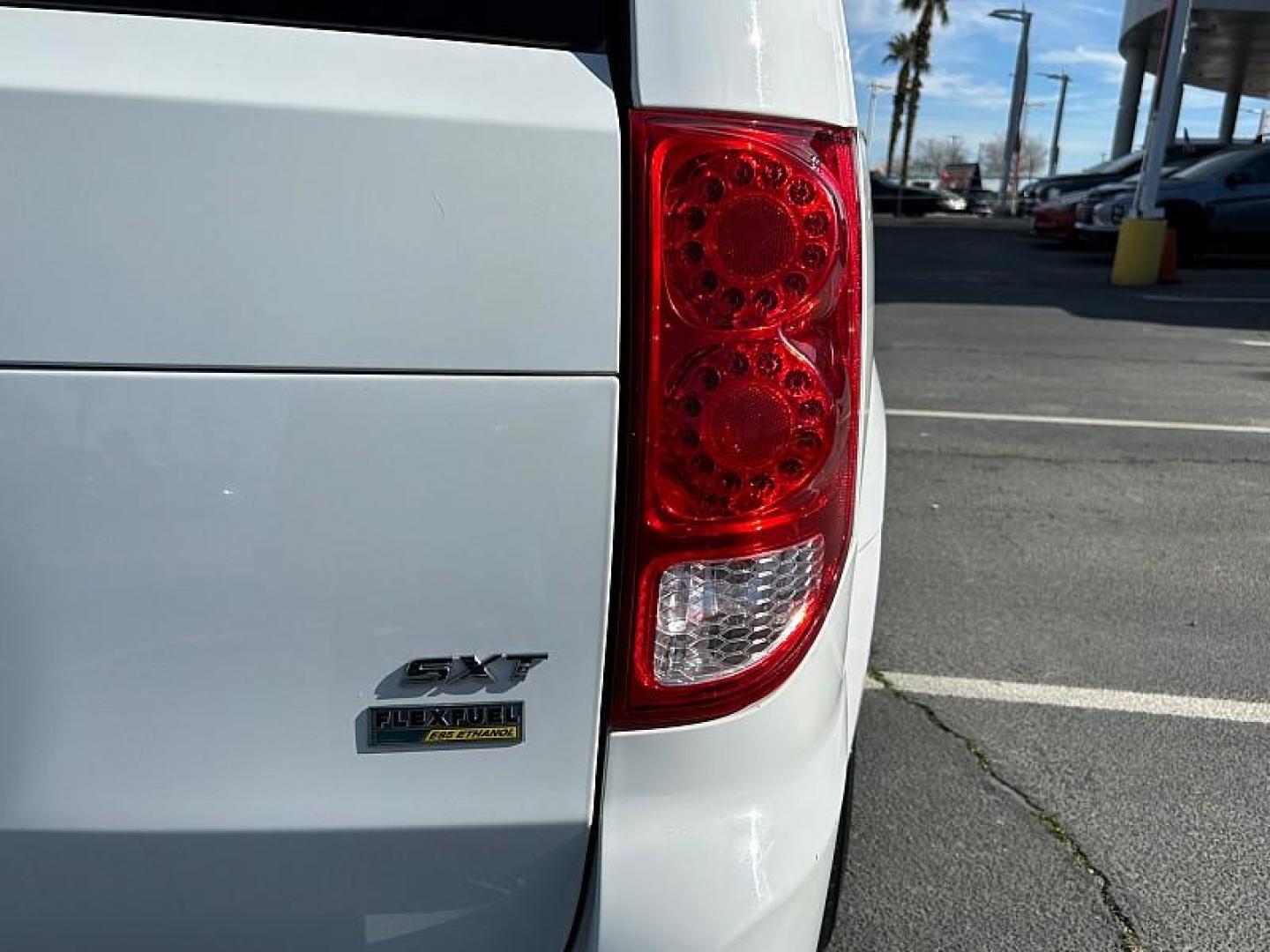 2017 WHITE Dodge Grand Caravan (2C4RDGCG8HR) with an V6 Flex Fuel 3.6 Liter engine, Automatic 6-Spd transmission, located at 412 Auto Vista Drive, Palmdale, CA, 93551, (661) 945-0620, 34.592636, -118.136681 - Photo#10