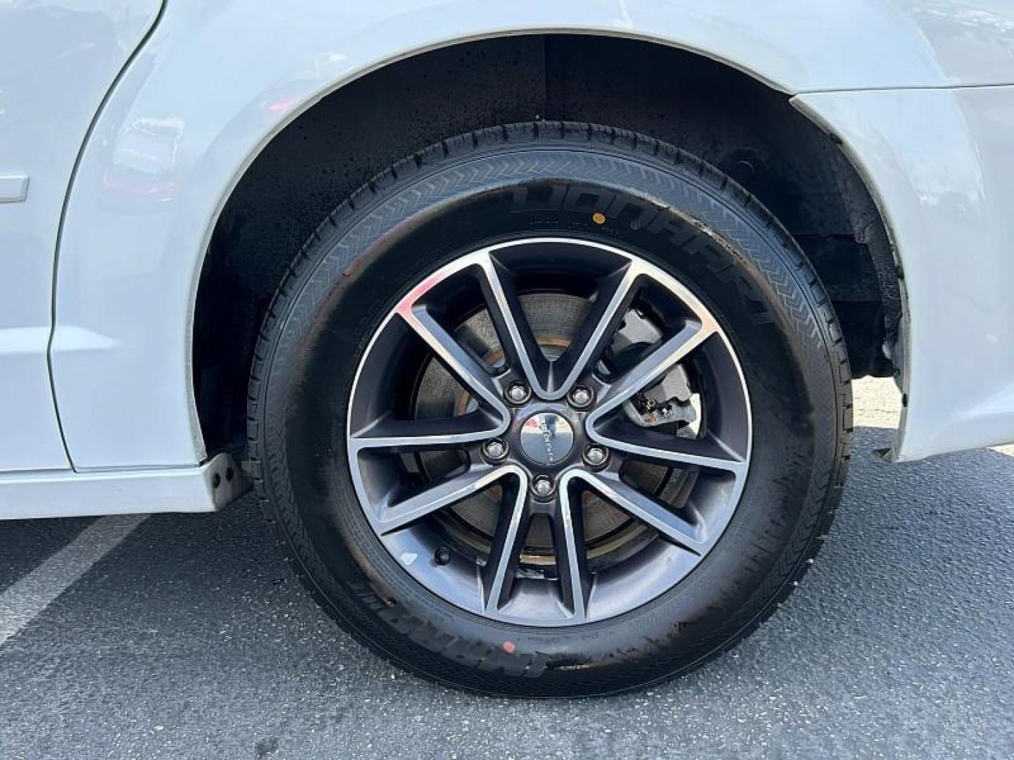 2017 WHITE Dodge Grand Caravan (2C4RDGCG8HR) with an V6 Flex Fuel 3.6 Liter engine, Automatic 6-Spd transmission, located at 412 Auto Vista Drive, Palmdale, CA, 93551, (661) 945-0620, 34.592636, -118.136681 - Photo#11