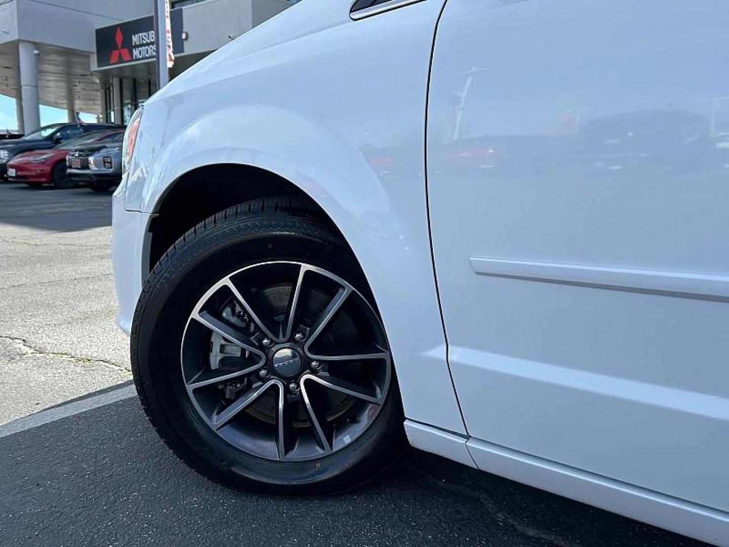 2017 WHITE Dodge Grand Caravan (2C4RDGCG8HR) with an V6 Flex Fuel 3.6 Liter engine, Automatic 6-Spd transmission, located at 412 Auto Vista Drive, Palmdale, CA, 93551, (661) 945-0620, 34.592636, -118.136681 - Photo#12