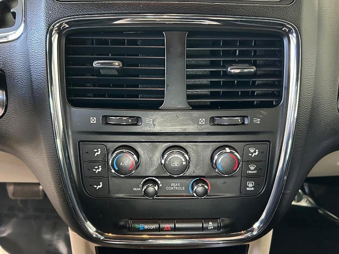 2017 WHITE Dodge Grand Caravan (2C4RDGCG8HR) with an V6 Flex Fuel 3.6 Liter engine, Automatic 6-Spd transmission, located at 412 Auto Vista Drive, Palmdale, CA, 93551, (661) 945-0620, 34.592636, -118.136681 - Photo#20