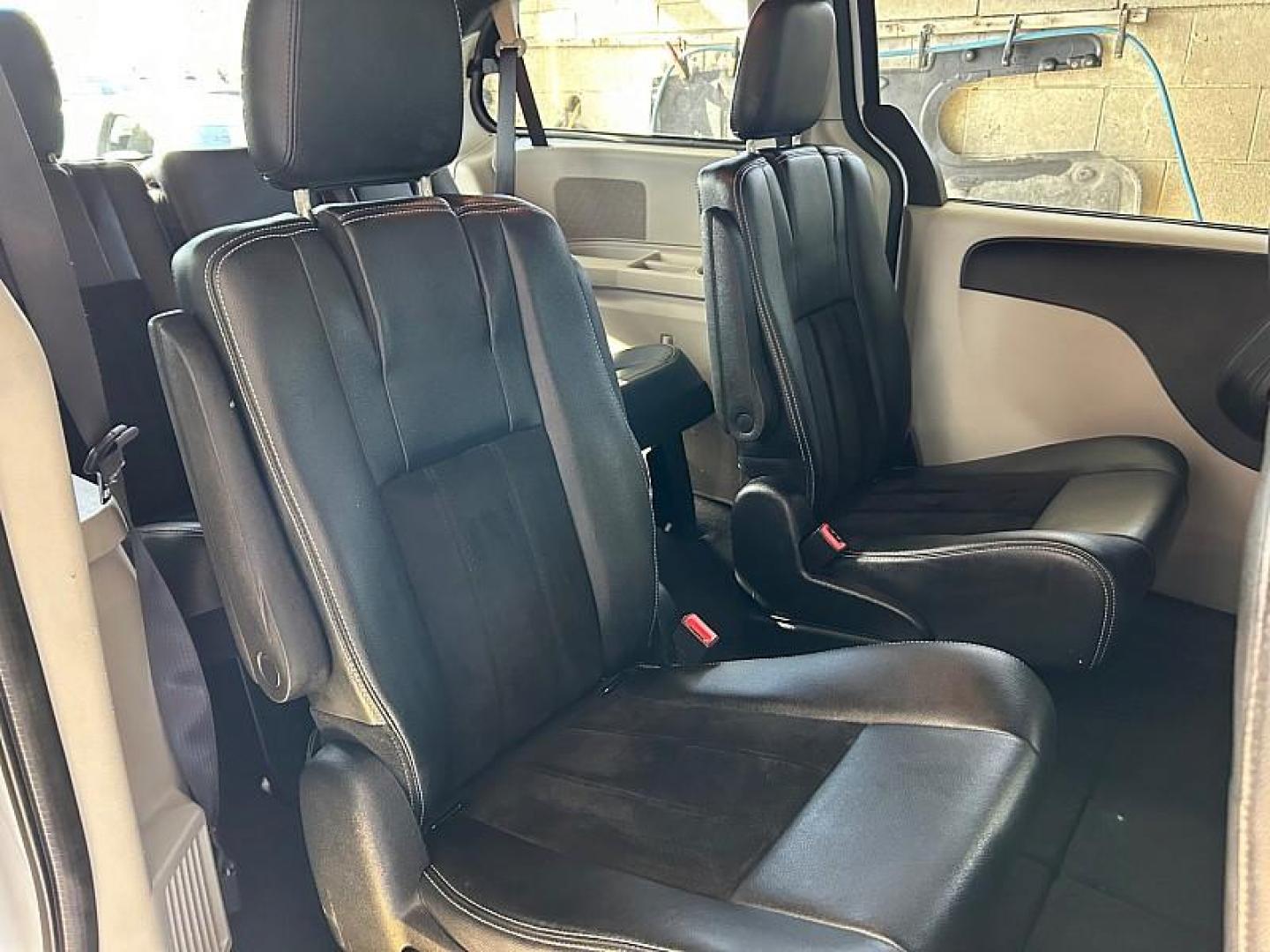 2017 WHITE Dodge Grand Caravan (2C4RDGCG8HR) with an V6 Flex Fuel 3.6 Liter engine, Automatic 6-Spd transmission, located at 412 Auto Vista Drive, Palmdale, CA, 93551, (661) 945-0620, 34.592636, -118.136681 - Photo#24