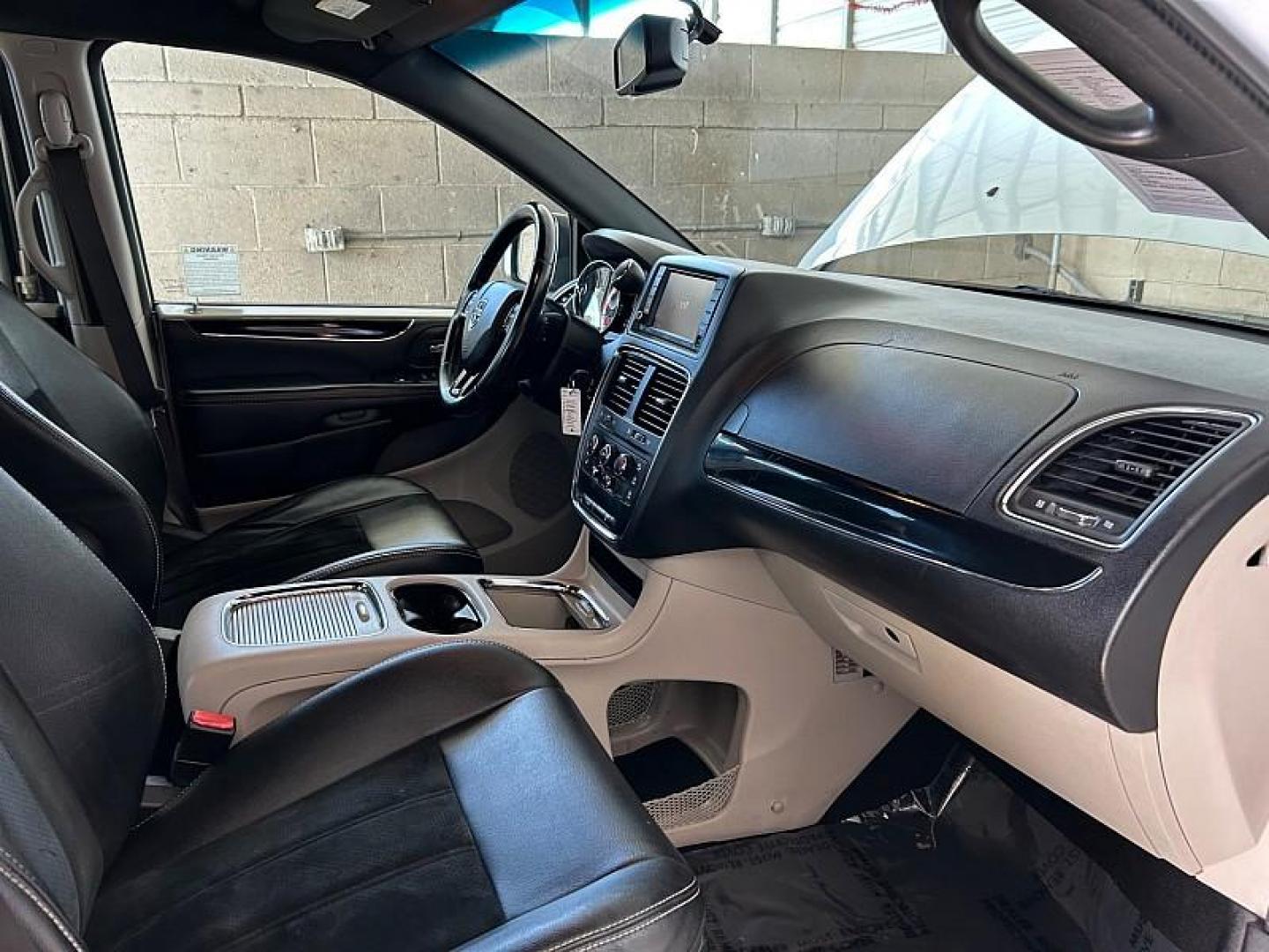 2017 WHITE Dodge Grand Caravan (2C4RDGCG8HR) with an V6 Flex Fuel 3.6 Liter engine, Automatic 6-Spd transmission, located at 412 Auto Vista Drive, Palmdale, CA, 93551, (661) 945-0620, 34.592636, -118.136681 - Photo#25