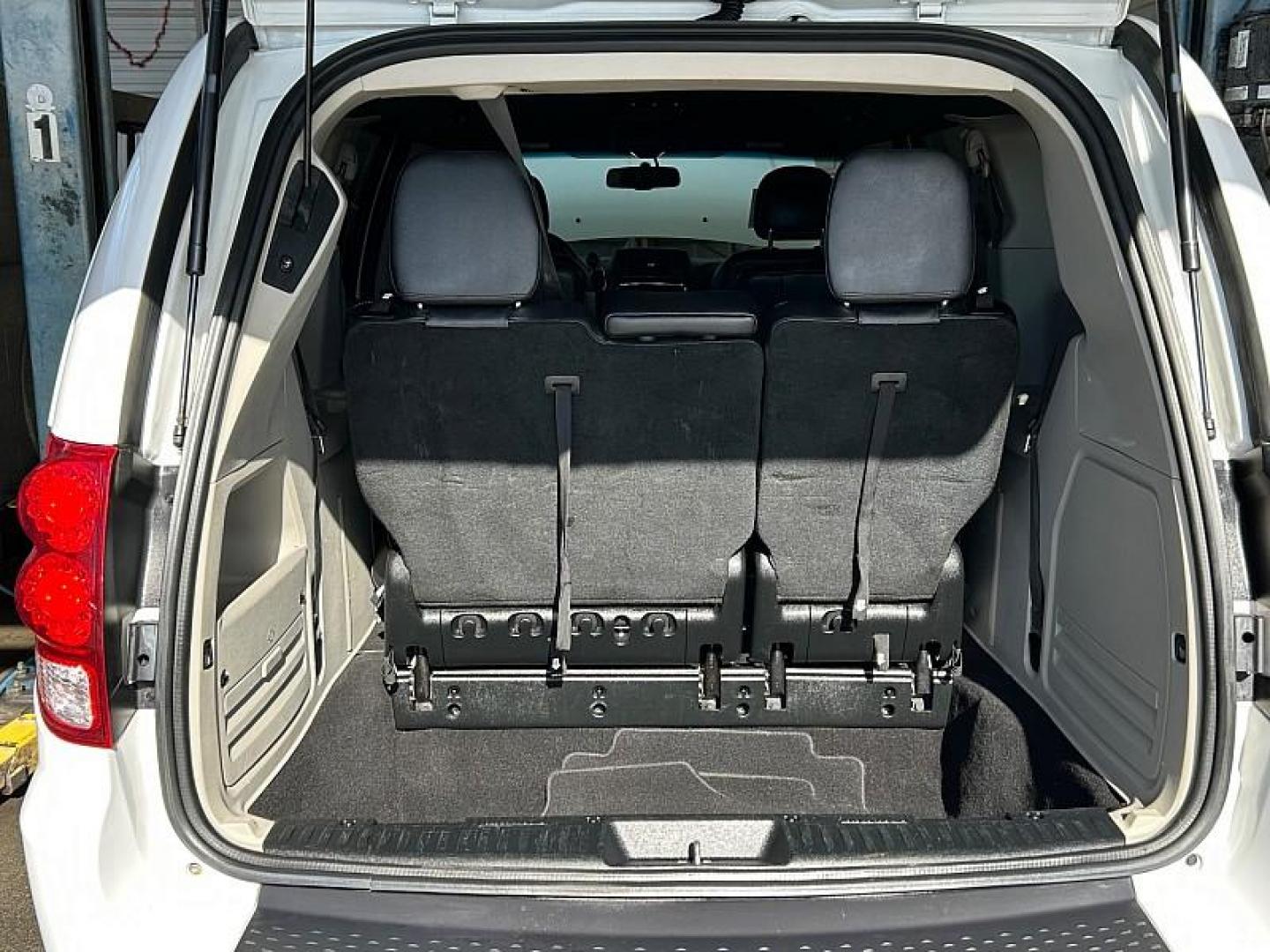 2017 WHITE Dodge Grand Caravan (2C4RDGCG8HR) with an V6 Flex Fuel 3.6 Liter engine, Automatic 6-Spd transmission, located at 412 Auto Vista Drive, Palmdale, CA, 93551, (661) 945-0620, 34.592636, -118.136681 - Photo#26