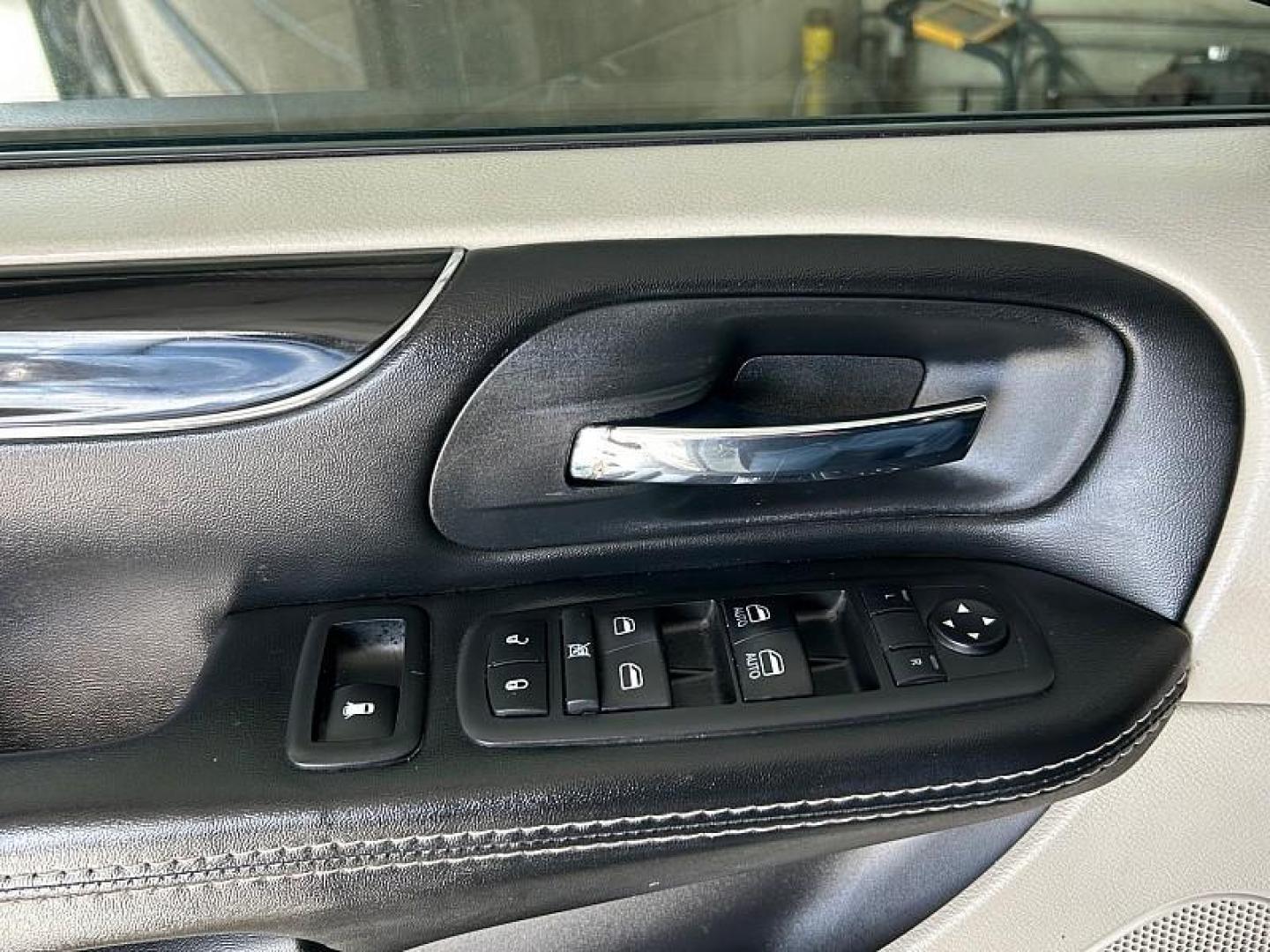 2017 WHITE Dodge Grand Caravan (2C4RDGCG8HR) with an V6 Flex Fuel 3.6 Liter engine, Automatic 6-Spd transmission, located at 412 Auto Vista Drive, Palmdale, CA, 93551, (661) 945-0620, 34.592636, -118.136681 - Photo#27