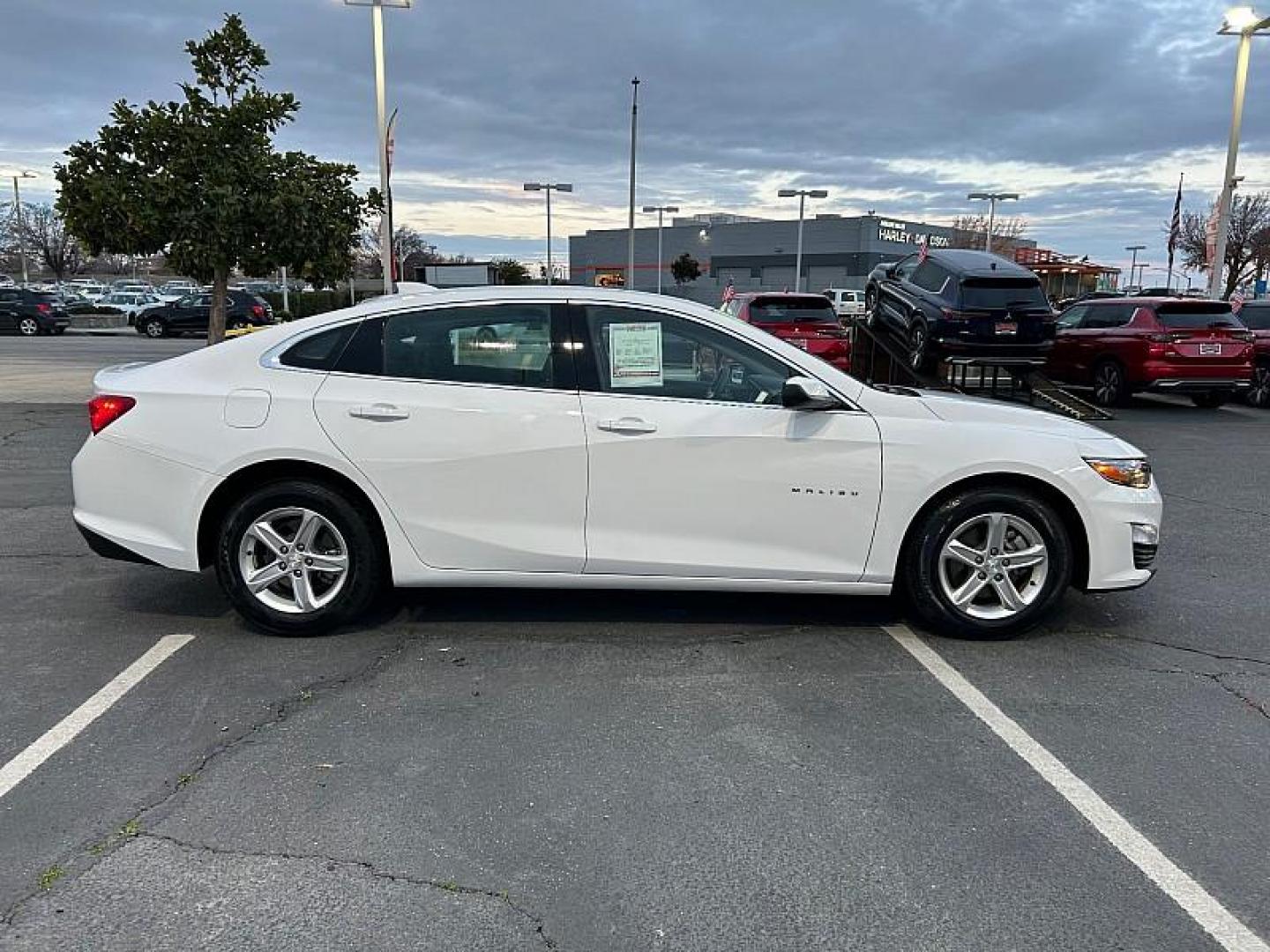2024 WHITE Chevrolet Malibu (1G1ZD5ST6RF) with an 4-Cyl Turbo 1.5 Liter engine, Automatic CVT transmission, located at 412 Auto Vista Drive, Palmdale, CA, 93551, (661) 945-0620, 34.592636, -118.136681 - Photo#4