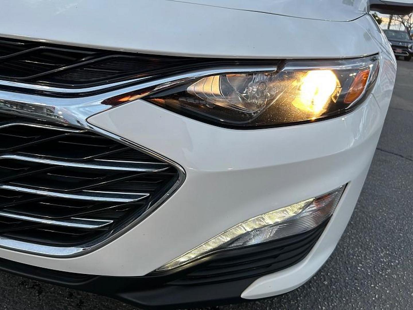 2024 WHITE Chevrolet Malibu (1G1ZD5ST6RF) with an 4-Cyl Turbo 1.5 Liter engine, Automatic CVT transmission, located at 412 Auto Vista Drive, Palmdale, CA, 93551, (661) 945-0620, 34.592636, -118.136681 - Photo#9