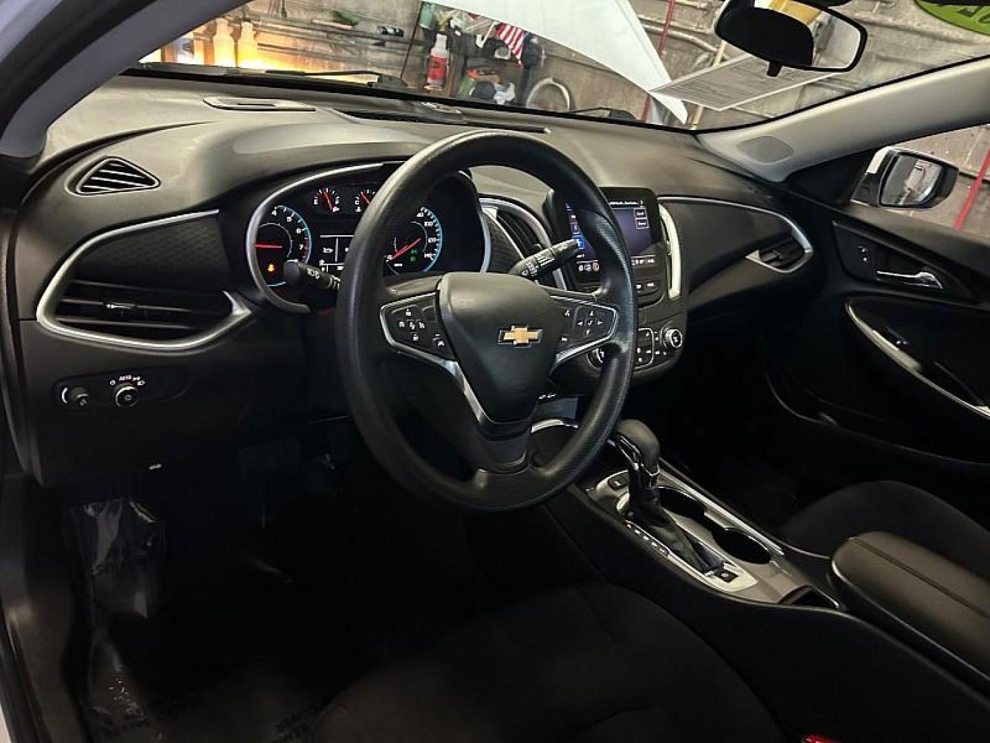 2024 WHITE Chevrolet Malibu (1G1ZD5ST6RF) with an 4-Cyl Turbo 1.5 Liter engine, Automatic CVT transmission, located at 412 Auto Vista Drive, Palmdale, CA, 93551, (661) 945-0620, 34.592636, -118.136681 - Photo#16