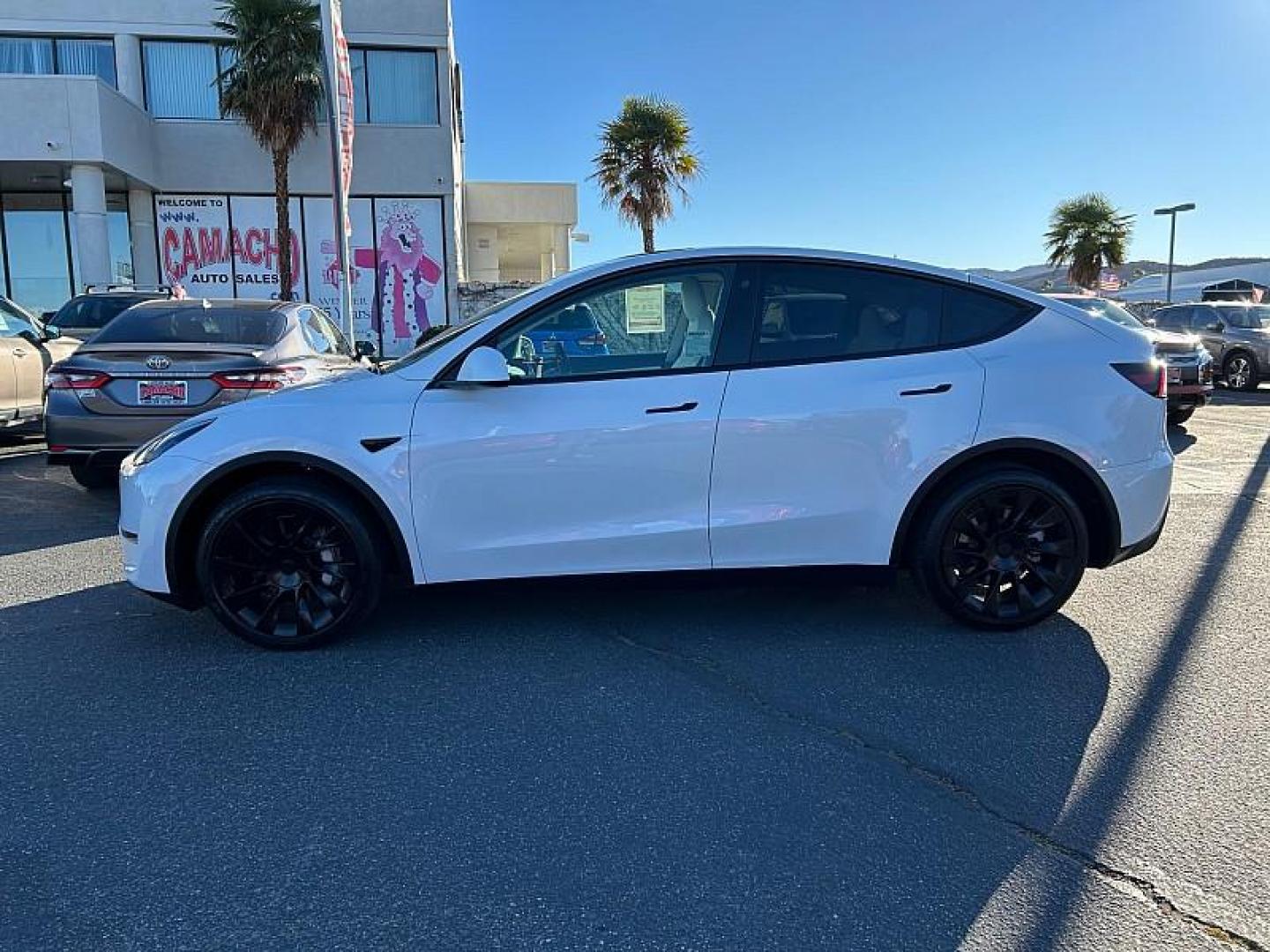 2021 WHITE Tesla Model Y (5YJYGDEE3MF) with an Dual AC Electric Motors engine, Single-Speed Fixed Gear transmission, located at 412 Auto Vista Drive, Palmdale, CA, 93551, (661) 945-0620, 34.592636, -118.136681 - Photo#3