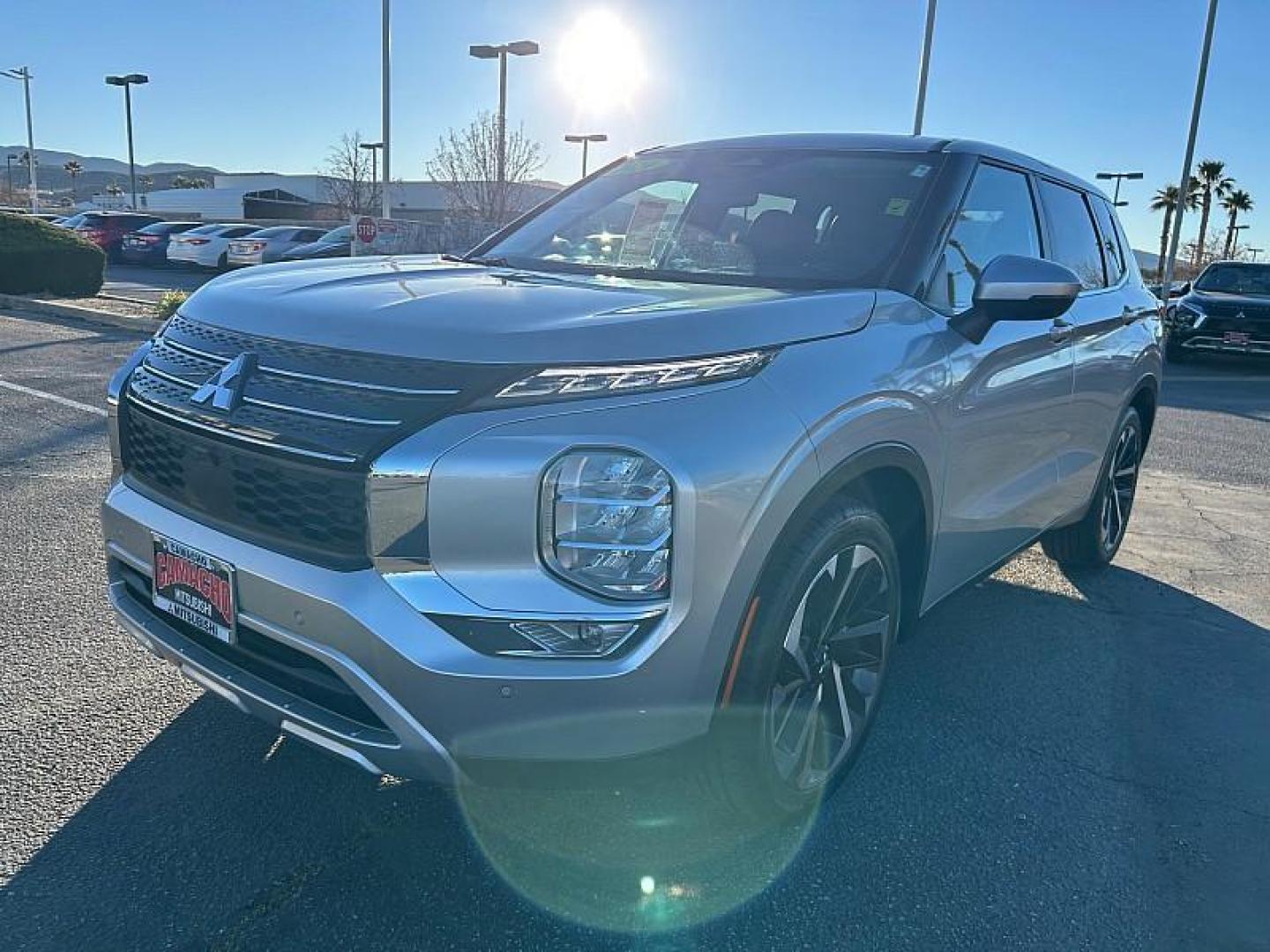 2024 SILVER Mitsubishi Outlander (JA4J4VA84RZ) with an 4-Cyl 2.5 Liter engine, Automatic CVT transmission, located at 412 Auto Vista Drive, Palmdale, CA, 93551, (661) 945-0620, 34.592636, -118.136681 - Photo#3