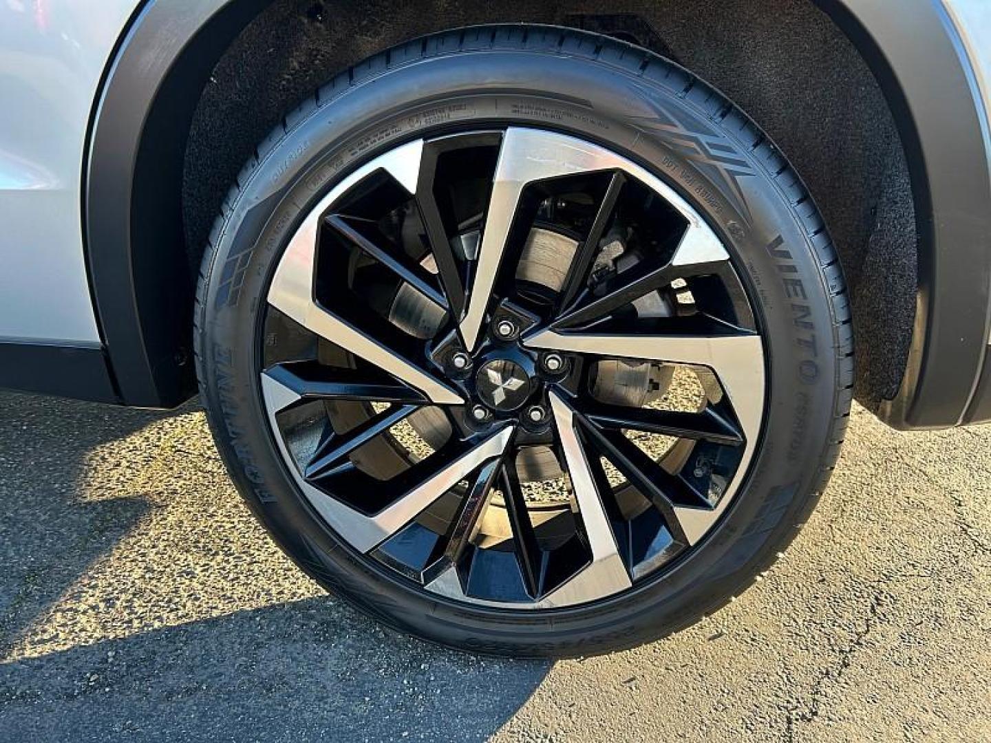 2024 SILVER Mitsubishi Outlander (JA4J4VA84RZ) with an 4-Cyl 2.5 Liter engine, Automatic CVT transmission, located at 412 Auto Vista Drive, Palmdale, CA, 93551, (661) 945-0620, 34.592636, -118.136681 - Photo#12