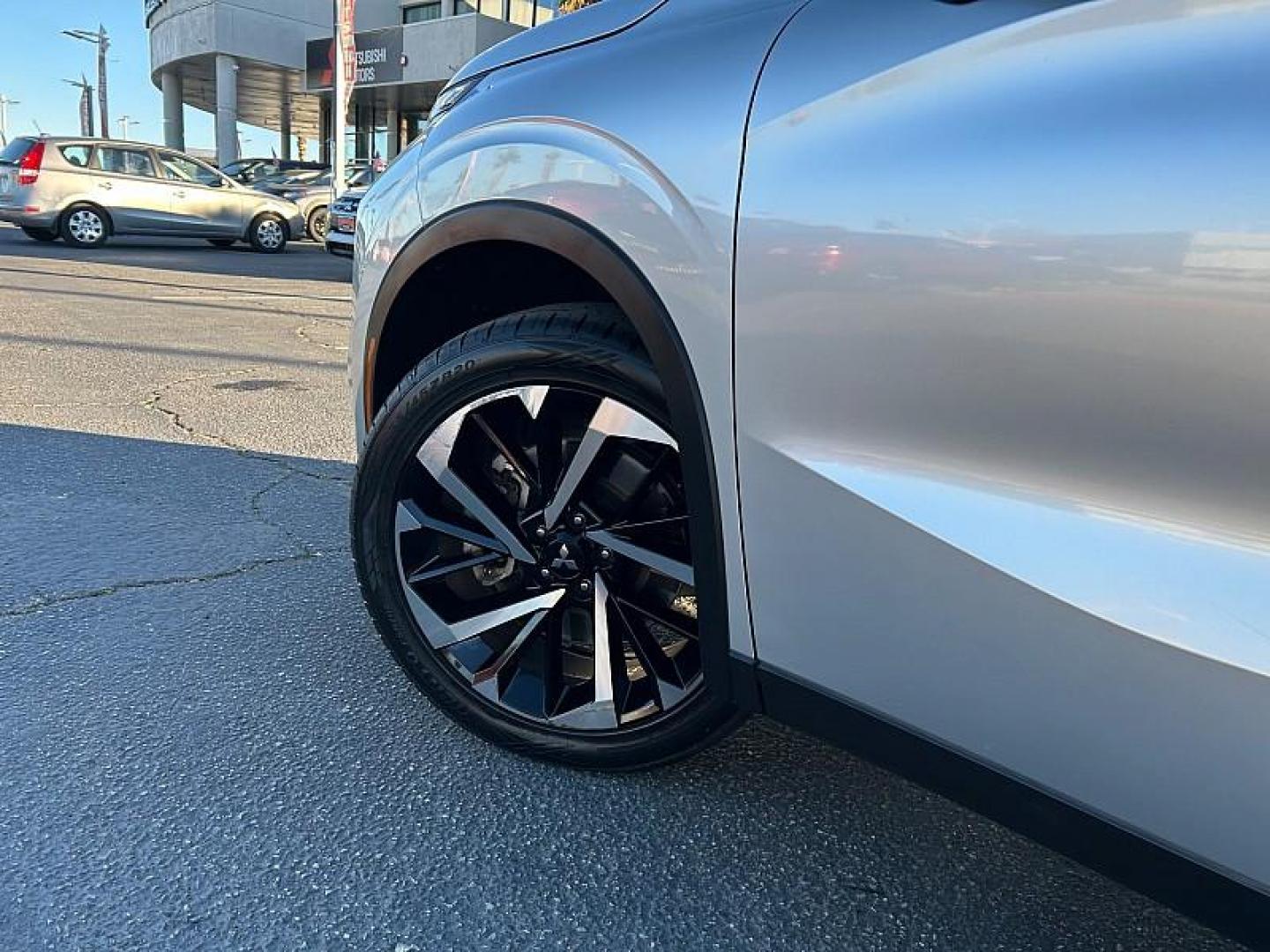 2024 SILVER Mitsubishi Outlander (JA4J4VA84RZ) with an 4-Cyl 2.5 Liter engine, Automatic CVT transmission, located at 412 Auto Vista Drive, Palmdale, CA, 93551, (661) 945-0620, 34.592636, -118.136681 - Photo#15