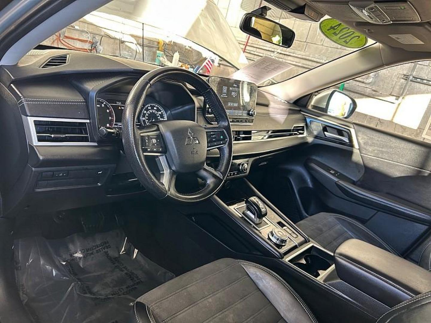 2024 SILVER Mitsubishi Outlander (JA4J4VA84RZ) with an 4-Cyl 2.5 Liter engine, Automatic CVT transmission, located at 412 Auto Vista Drive, Palmdale, CA, 93551, (661) 945-0620, 34.592636, -118.136681 - Photo#19