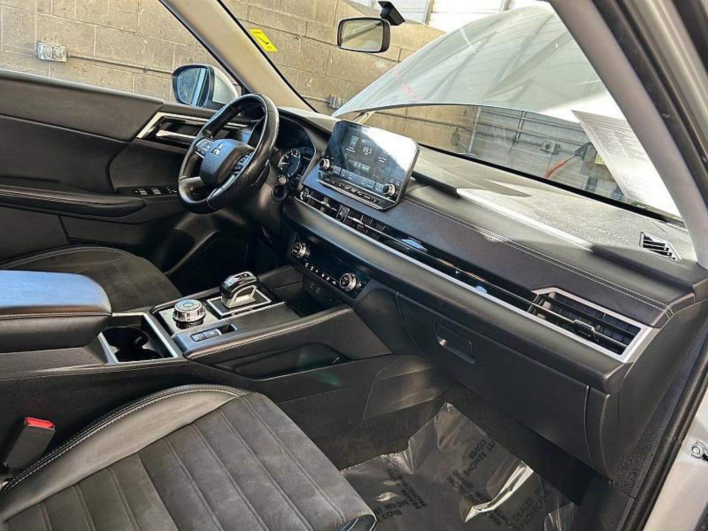 2024 SILVER Mitsubishi Outlander (JA4J4VA84RZ) with an 4-Cyl 2.5 Liter engine, Automatic CVT transmission, located at 412 Auto Vista Drive, Palmdale, CA, 93551, (661) 945-0620, 34.592636, -118.136681 - Photo#30