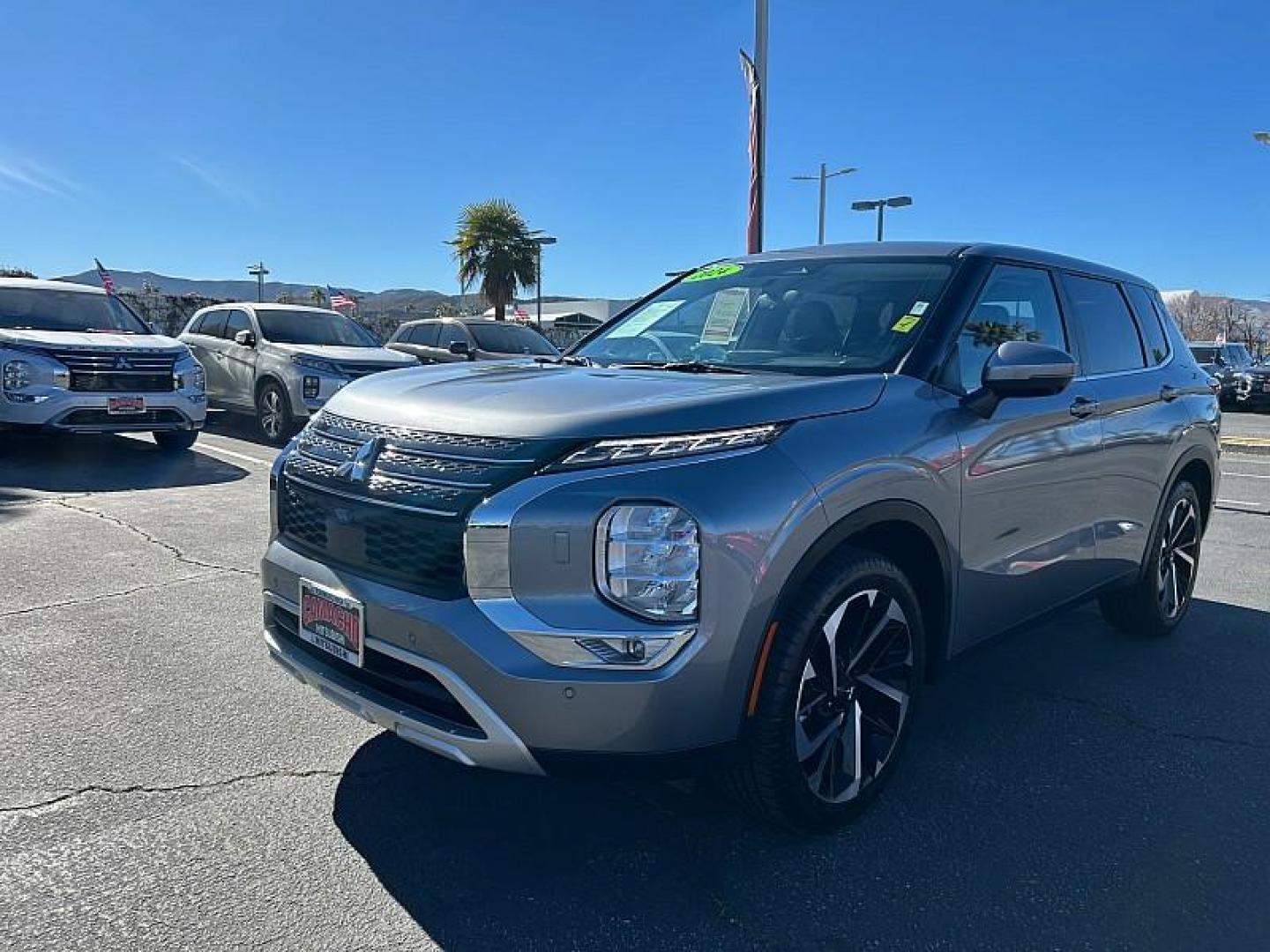 2024 SILVER Mitsubishi Outlander (JA4J4VA84RZ) with an 4-Cyl 2.5 Liter engine, Automatic CVT transmission, located at 412 Auto Vista Drive, Palmdale, CA, 93551, (661) 945-0620, 34.592636, -118.136681 - Photo#7