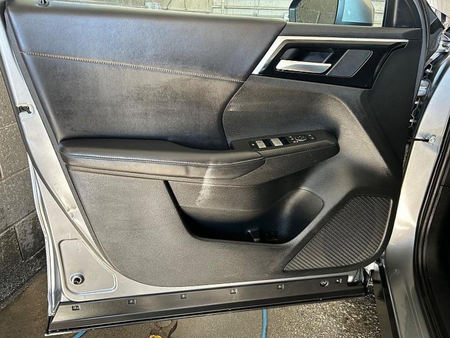 2024 SILVER Mitsubishi Outlander (JA4J4VA84RZ) with an 4-Cyl 2.5 Liter engine, Automatic CVT transmission, located at 412 Auto Vista Drive, Palmdale, CA, 93551, (661) 945-0620, 34.592636, -118.136681 - Photo#15