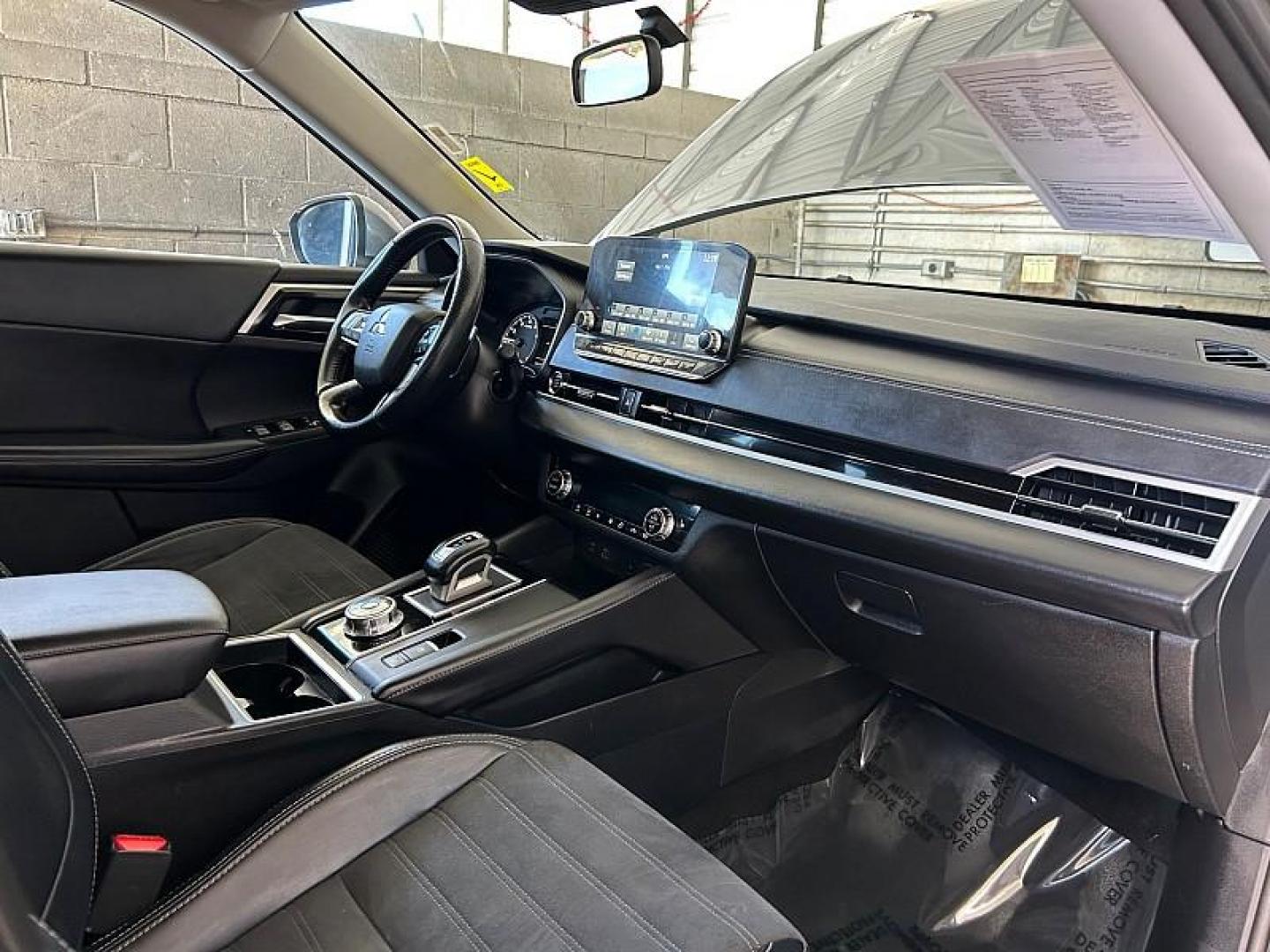 2024 SILVER Mitsubishi Outlander (JA4J4VA84RZ) with an 4-Cyl 2.5 Liter engine, Automatic CVT transmission, located at 412 Auto Vista Drive, Palmdale, CA, 93551, (661) 945-0620, 34.592636, -118.136681 - Photo#26