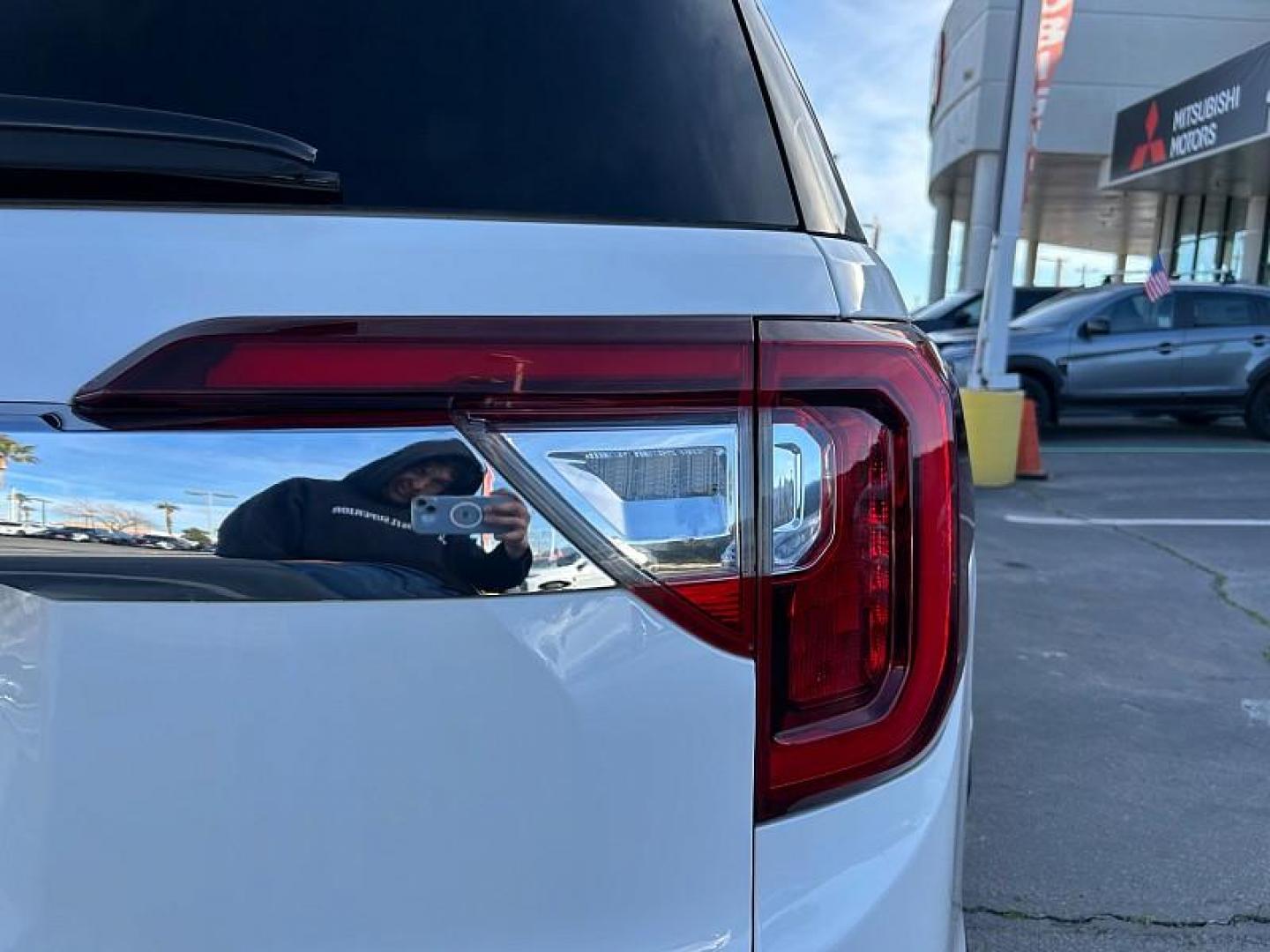 2023 WHITE GMC Acadia (1GKKNML47PZ) with an V6 3.6 Liter engine, Automatic 9-Spd transmission, located at 412 Auto Vista Drive, Palmdale, CA, 93551, (661) 945-0620, 34.592636, -118.136681 - Photo#15