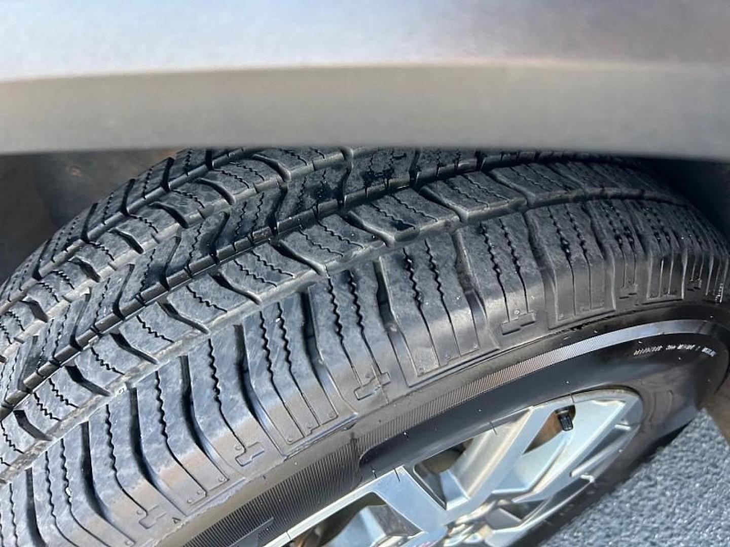 2023 WHITE GMC Acadia (1GKKNML47PZ) with an V6 3.6 Liter engine, Automatic 9-Spd transmission, located at 412 Auto Vista Drive, Palmdale, CA, 93551, (661) 945-0620, 34.592636, -118.136681 - Photo#17