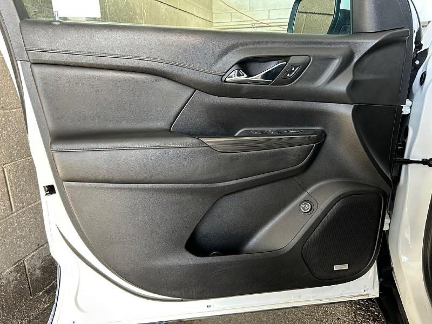 2023 WHITE GMC Acadia (1GKKNML47PZ) with an V6 3.6 Liter engine, Automatic 9-Spd transmission, located at 412 Auto Vista Drive, Palmdale, CA, 93551, (661) 945-0620, 34.592636, -118.136681 - Photo#18