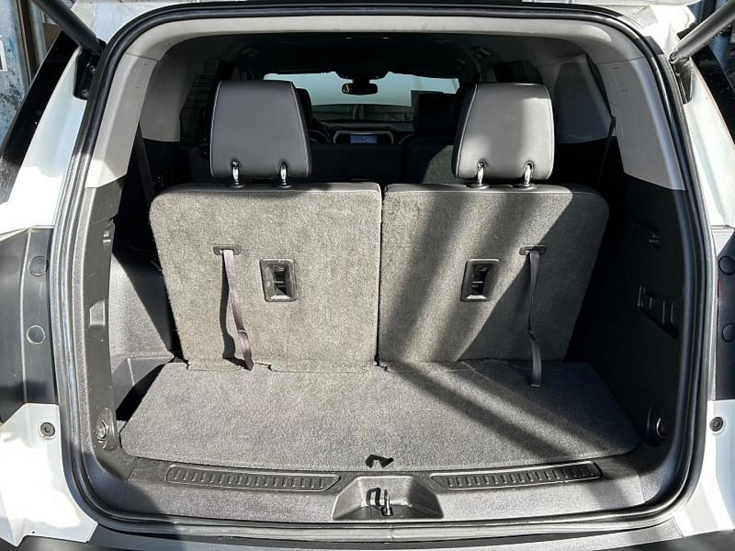 2023 WHITE GMC Acadia (1GKKNML47PZ) with an V6 3.6 Liter engine, Automatic 9-Spd transmission, located at 412 Auto Vista Drive, Palmdale, CA, 93551, (661) 945-0620, 34.592636, -118.136681 - Photo#31