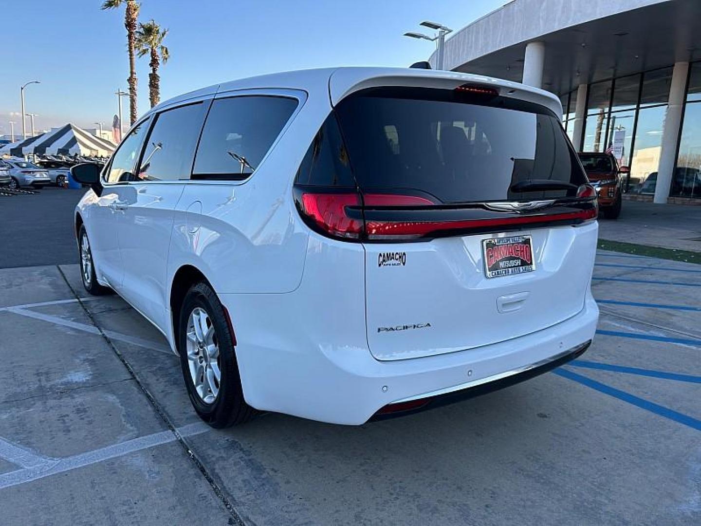 2023 WHITE Chrysler Pacifica (2C4RC1BG7PR) with an V6 3.6 Liter engine, Automatic 9-Spd transmission, located at 412 Auto Vista Drive, Palmdale, CA, 93551, (661) 945-0620, 34.592636, -118.136681 - Photo#4