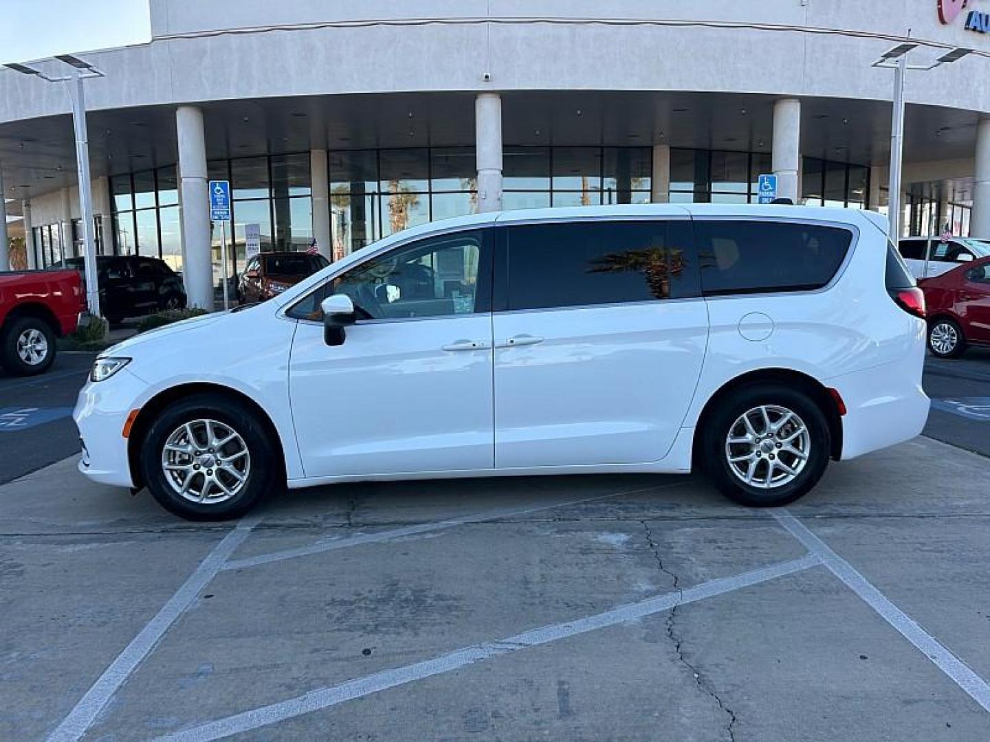 2023 WHITE Chrysler Pacifica (2C4RC1BG7PR) with an V6 3.6 Liter engine, Automatic 9-Spd transmission, located at 412 Auto Vista Drive, Palmdale, CA, 93551, (661) 945-0620, 34.592636, -118.136681 - Photo#5
