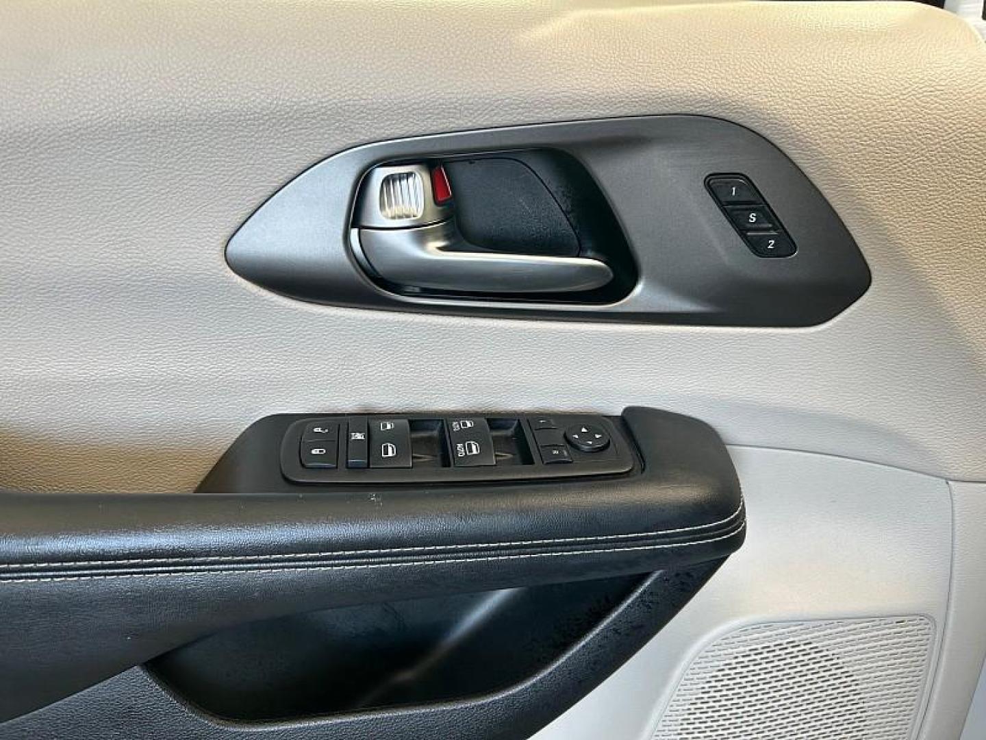 2023 WHITE Chrysler Pacifica (2C4RC1BG7PR) with an V6 3.6 Liter engine, Automatic 9-Spd transmission, located at 412 Auto Vista Drive, Palmdale, CA, 93551, (661) 945-0620, 34.592636, -118.136681 - Photo#24