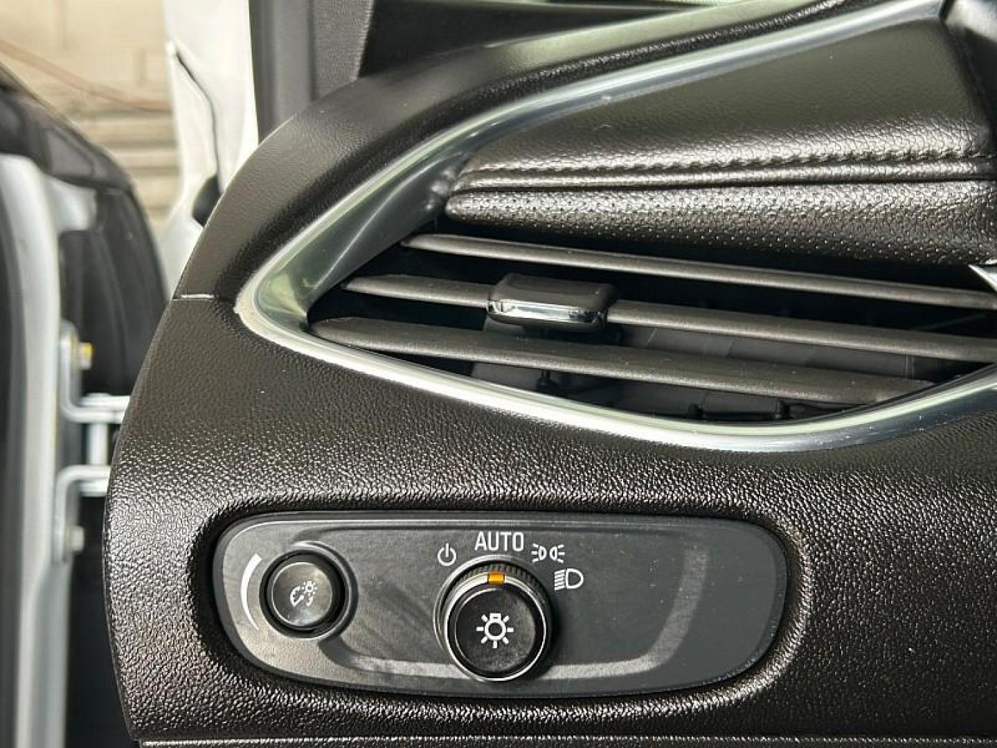 2024 WHITE Chevrolet Malibu (1G1ZE5ST2RF) with an 4-Cyl Turbo 1.5 Liter engine, Automatic CVT transmission, located at 412 Auto Vista Drive, Palmdale, CA, 93551, (661) 945-0620, 34.592636, -118.136681 - Photo#27